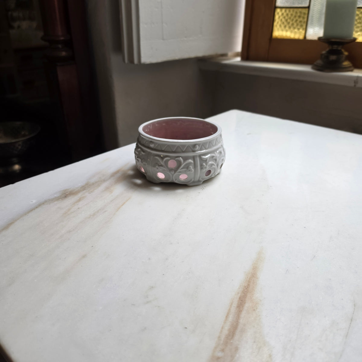 Vintage Keramik-Stövchen "Rosé Elegance" – Mit Reliefmuster & Zartrosa Innenlasur