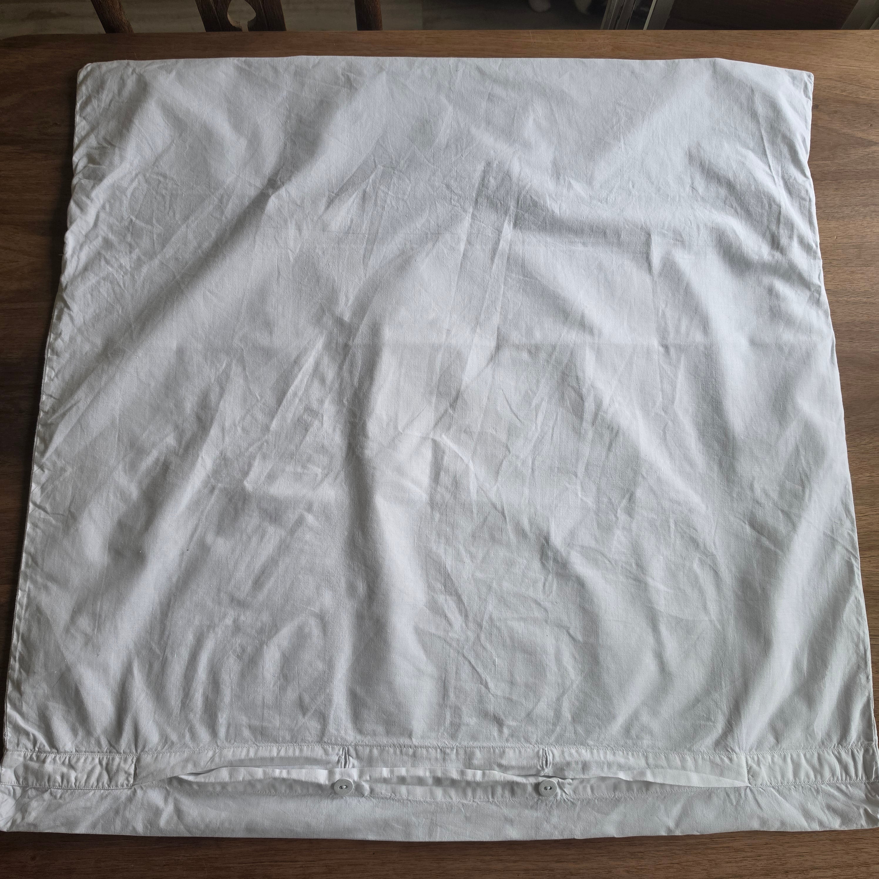 Antiker Baumwoll-Kissenbezug mit breiter Klöppelspitze um 1920 - Weißes Vintage-Kissen 75x75cm
