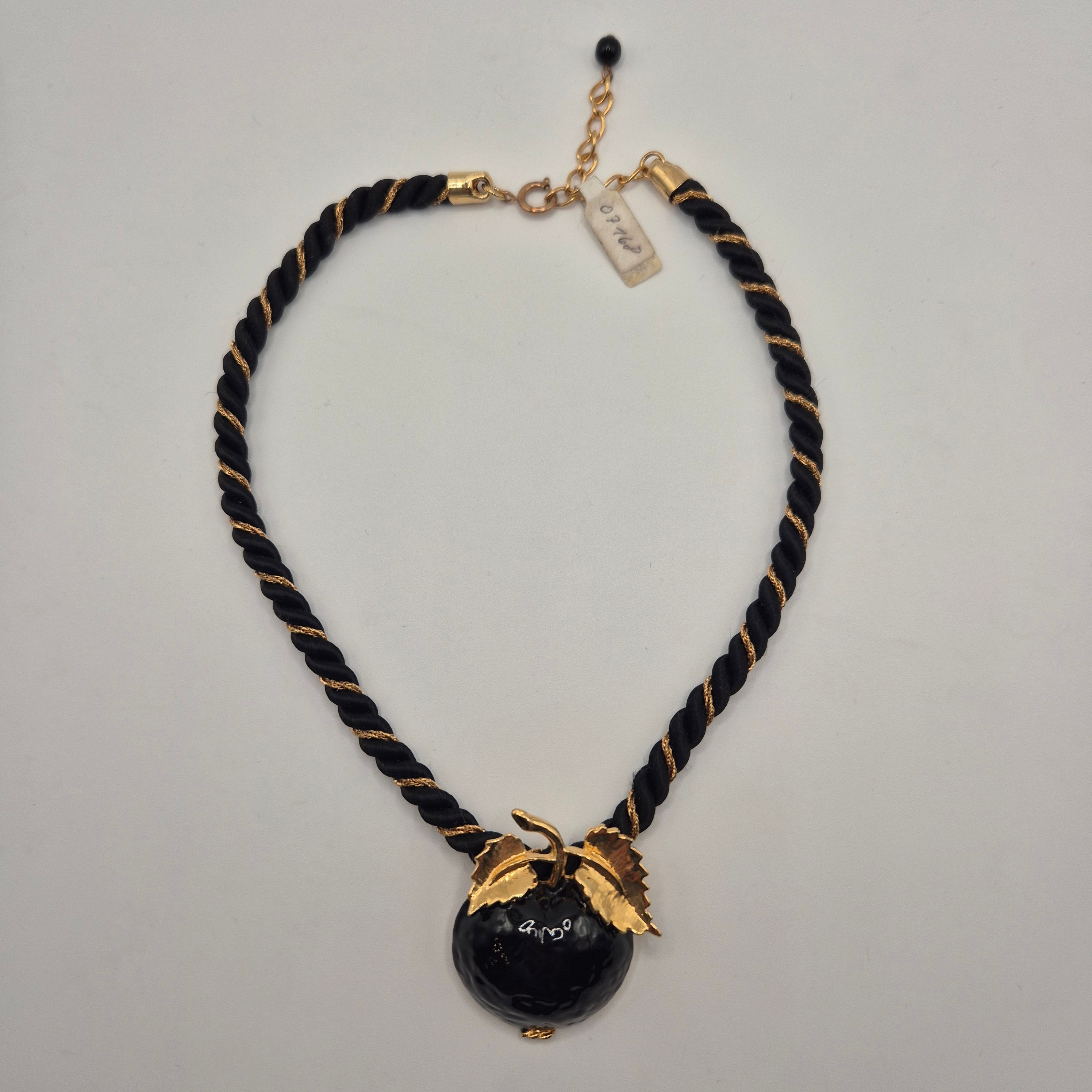 Vintage Halskette aus Stoffkordel mit schwarzem Apfel Anhänger edel Unikat Handmade 80er Jahre gold schwarz