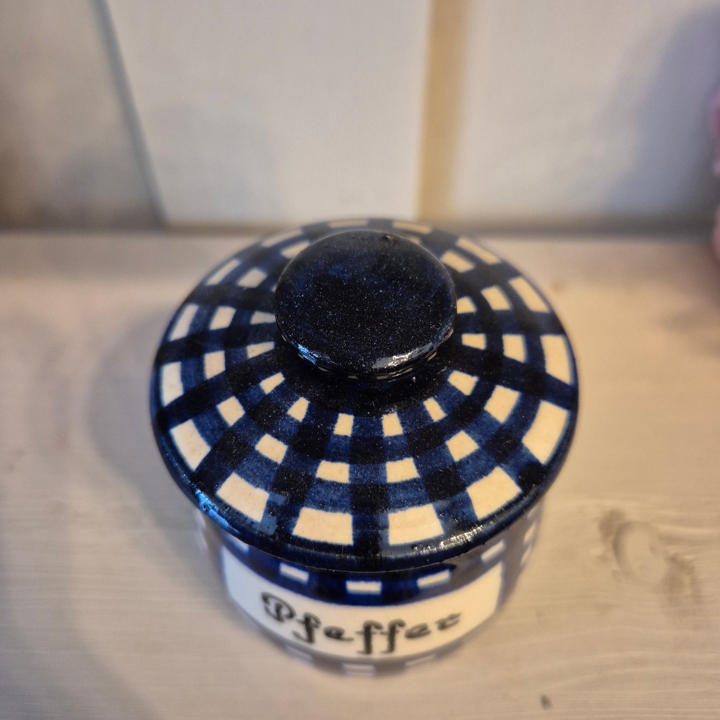 Alte kleine Keramik Gewürzdose mit Deckel mit Aufschrift " Pfeffer" blau weiß
