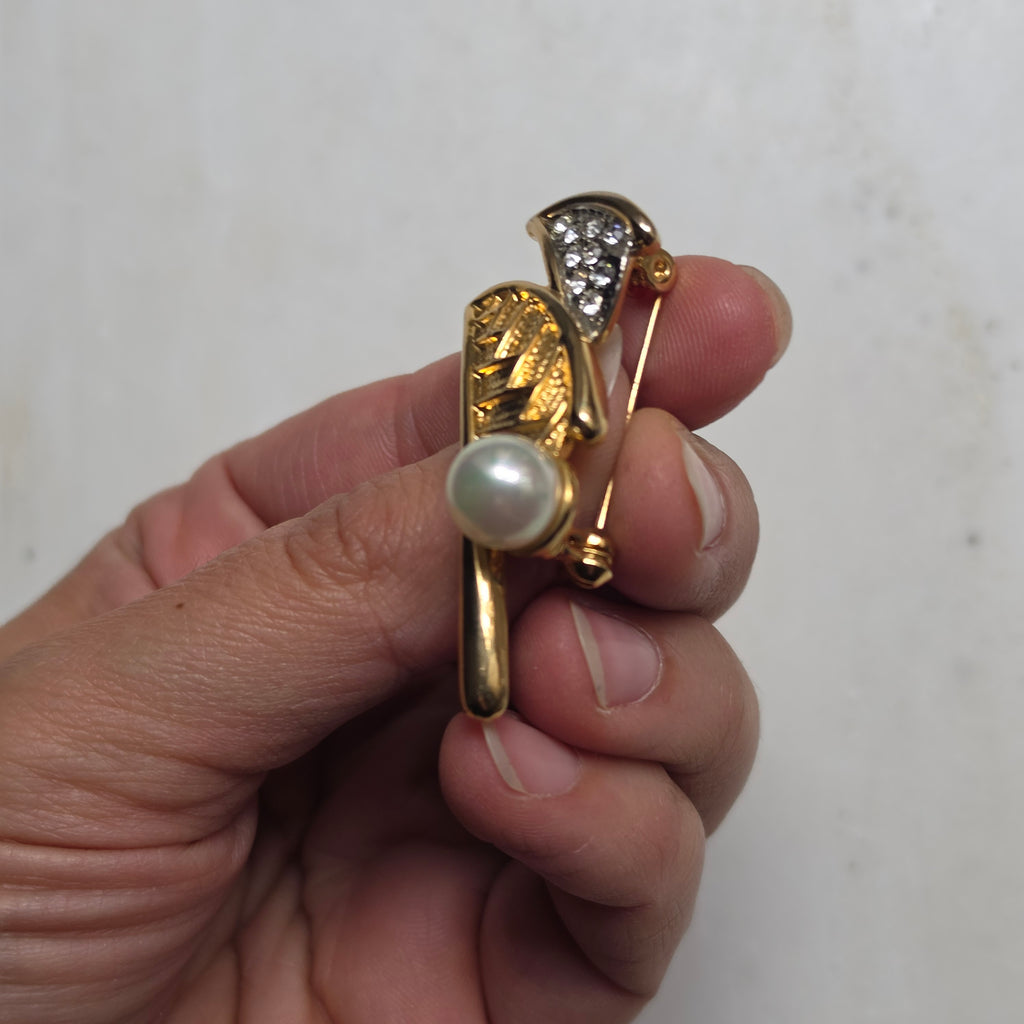 Elegante Vintage-Brosche im Segelschiff-Design – Goldfarben mit Kunstperle & Strass