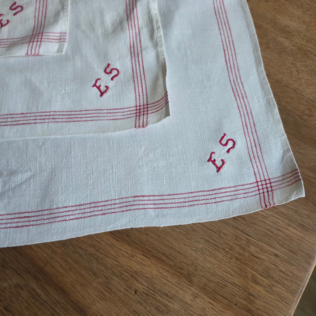 4x Antike Leinen-Geschirrtücher mit Monogramm „E.S.“ –
