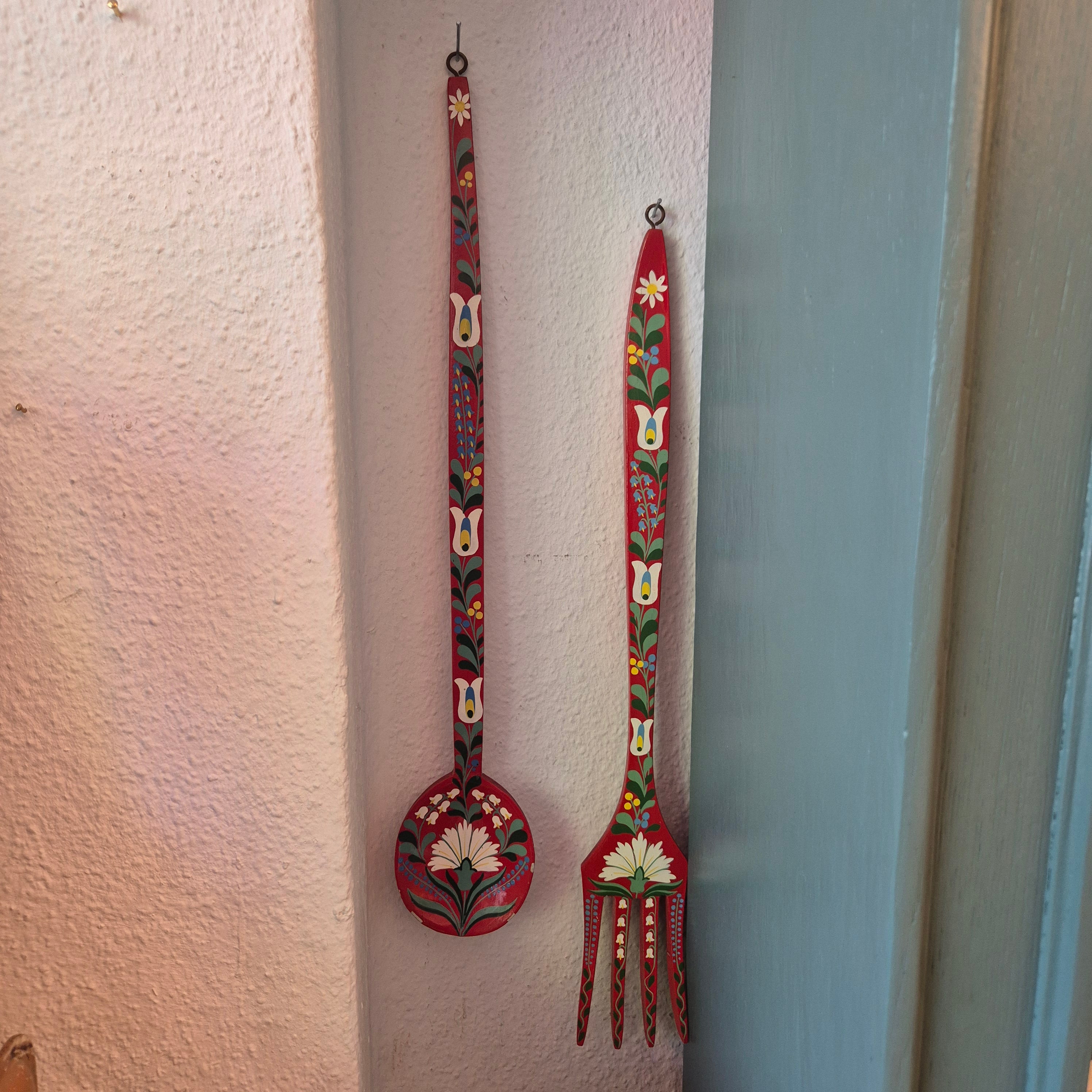 Vintage Deko Holzbesteck Löffel & Gabel für die Wand Küche handbemalt rot Blumenmalerei