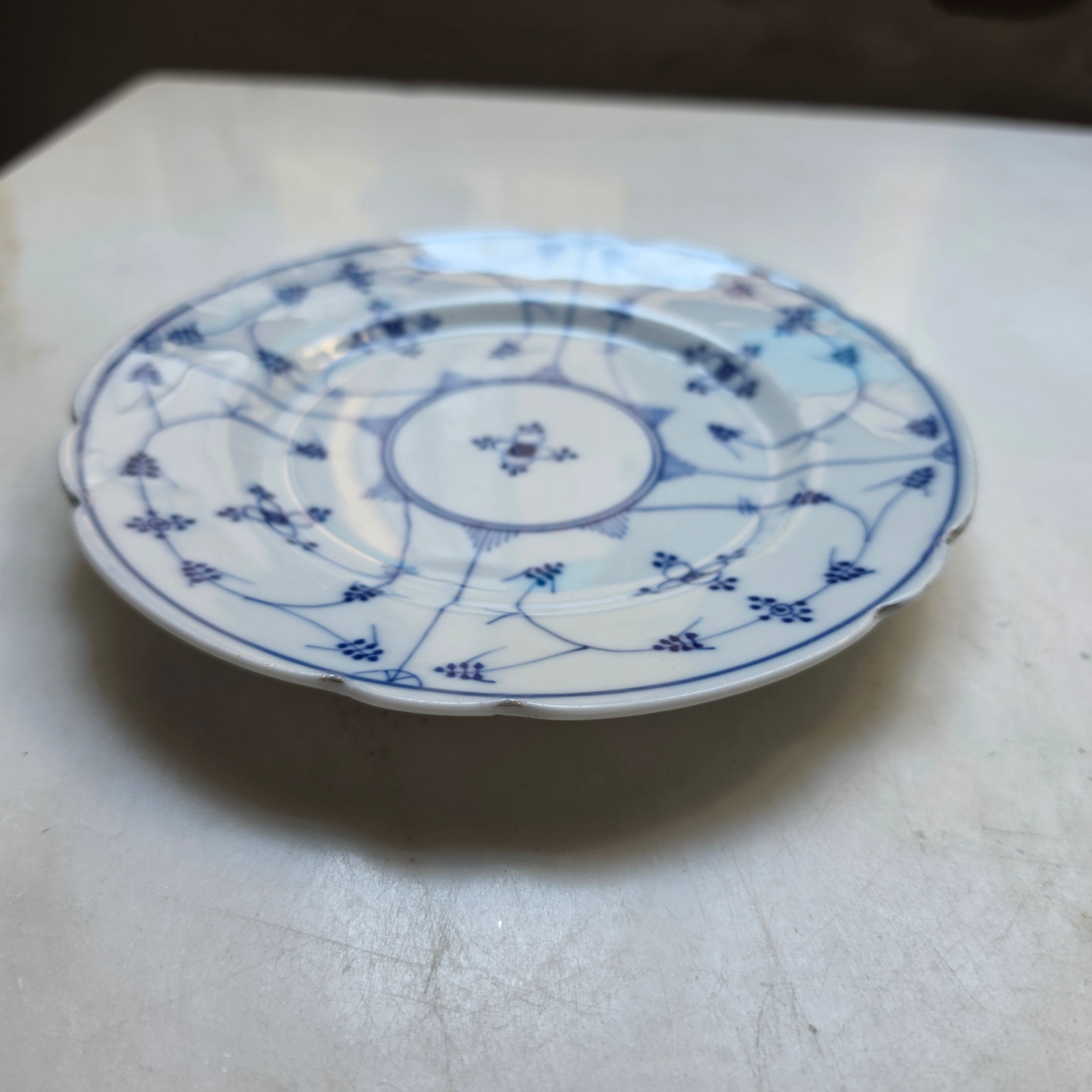 Antiker Porzellanteller mit blau-weißem Strohblumenmuster / Musselmalet – Unterglasurdekor