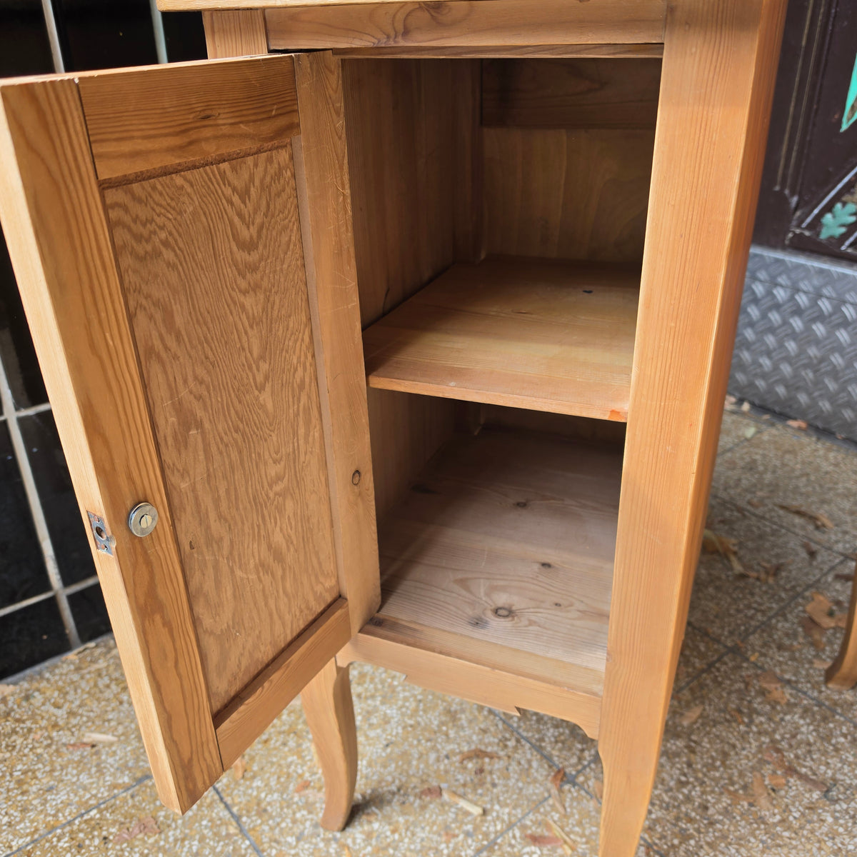 2x Biedermeier Nachtschränkchen – Massivholz mit Messingknopf