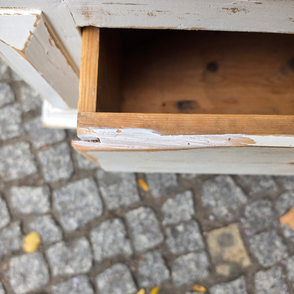 Abgeschliffener Jugendstil Holz Schrank Kleiderschrank AntikAntiker Holzschrank im Vintage Shabby-Chic Stil – Weiß patina