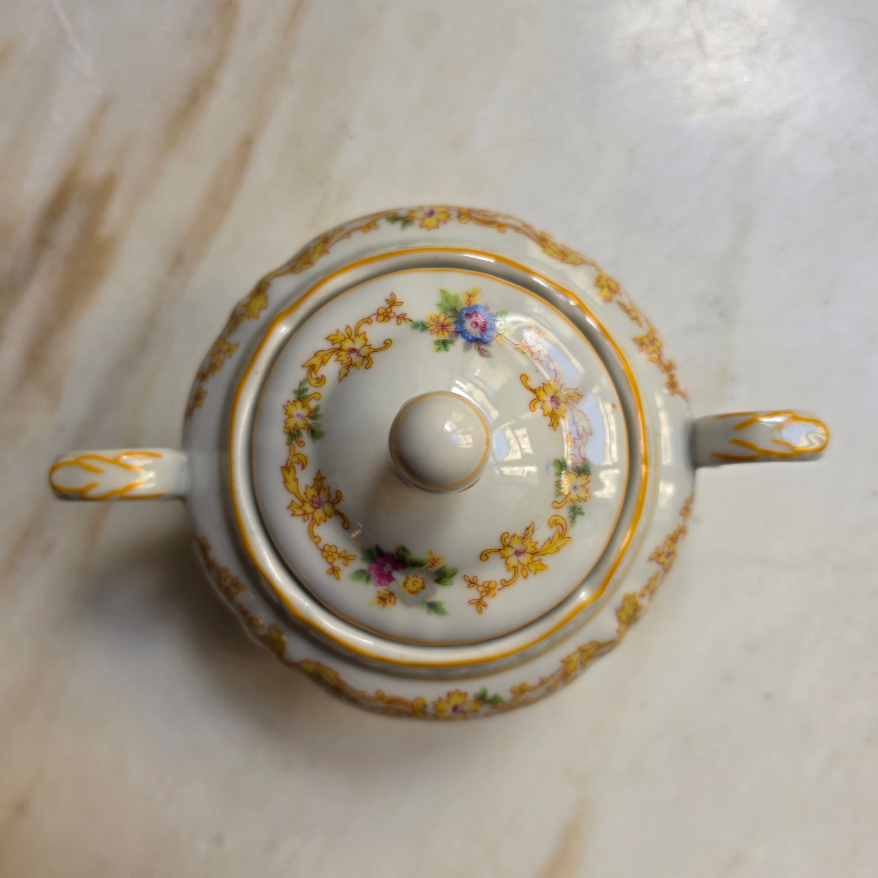 Antike Zuckerdose weiß mit Blumendekor