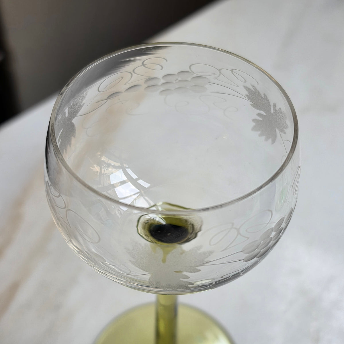 Vintage Römer Weinglas mit Gravur – Olivegrüner Stiel & Weinlaub-Schliff