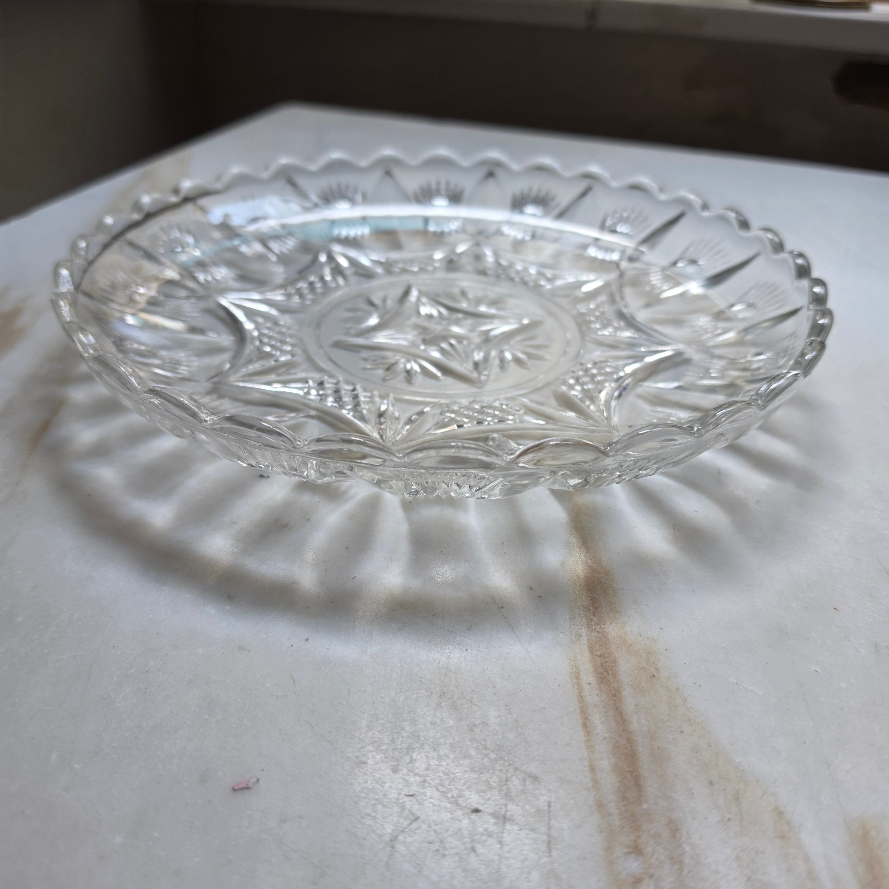 Vintage Glasteller mit Wellenrand & Sternschliff – Eleganter Servierteller aus Pressglas