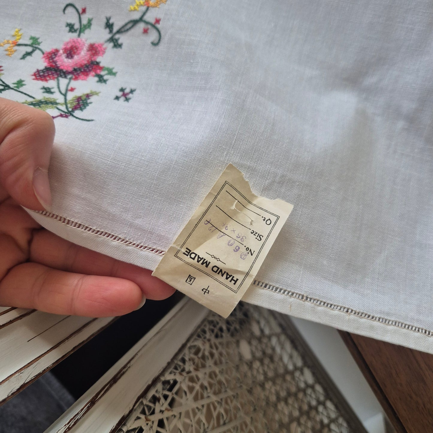 Vintage WEST GERMANY Tischdecke bestickt mit Rosen Handgemacht KADEWE 80x80cm