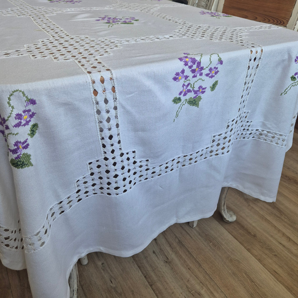 Vintage DDR Tischdecke weiß mit lila Blumenstickerei 220x130cm