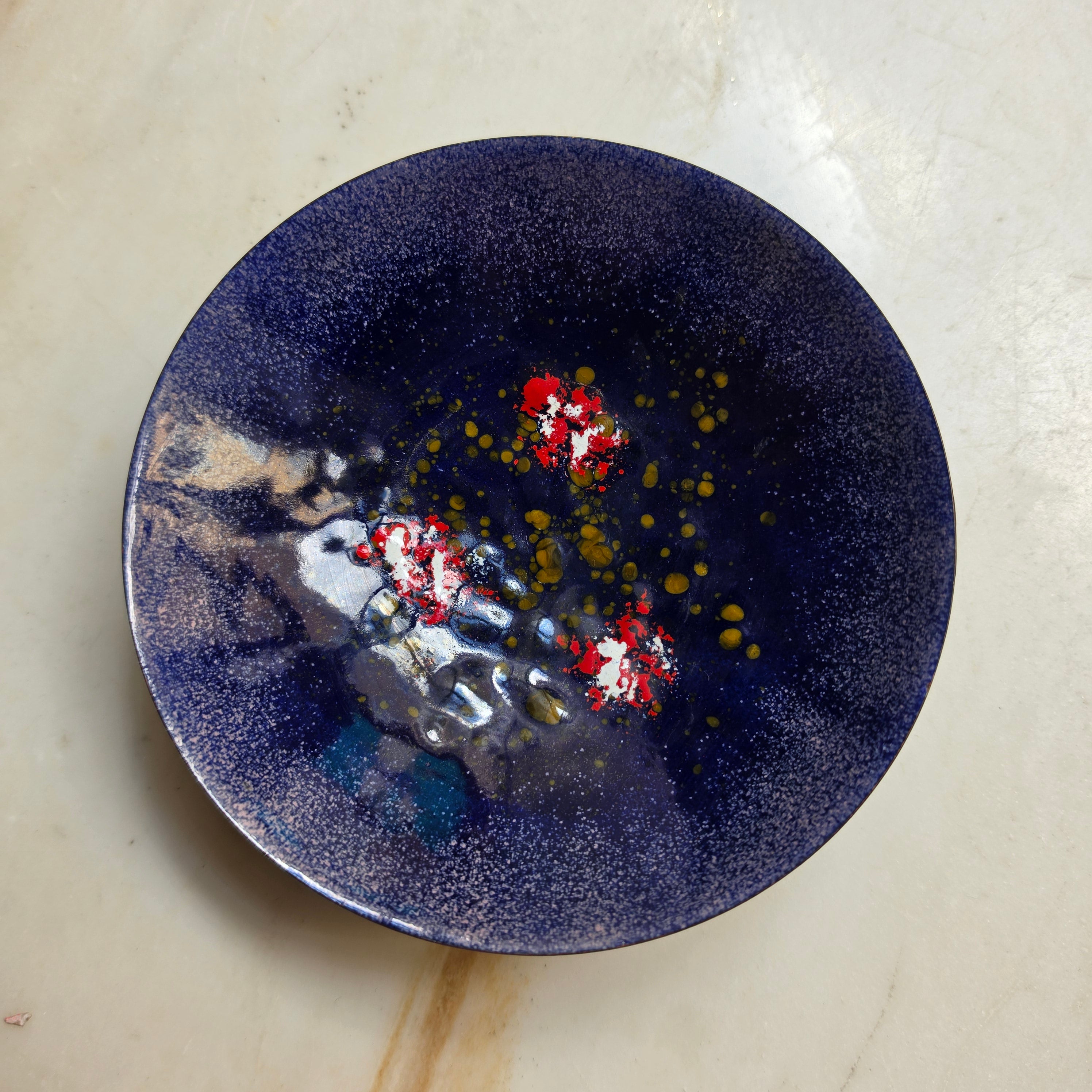 Handgefertigte Emaille-Schale auf Messingfuß – Mitternachtsblau mit Koi-Teich-Effekt