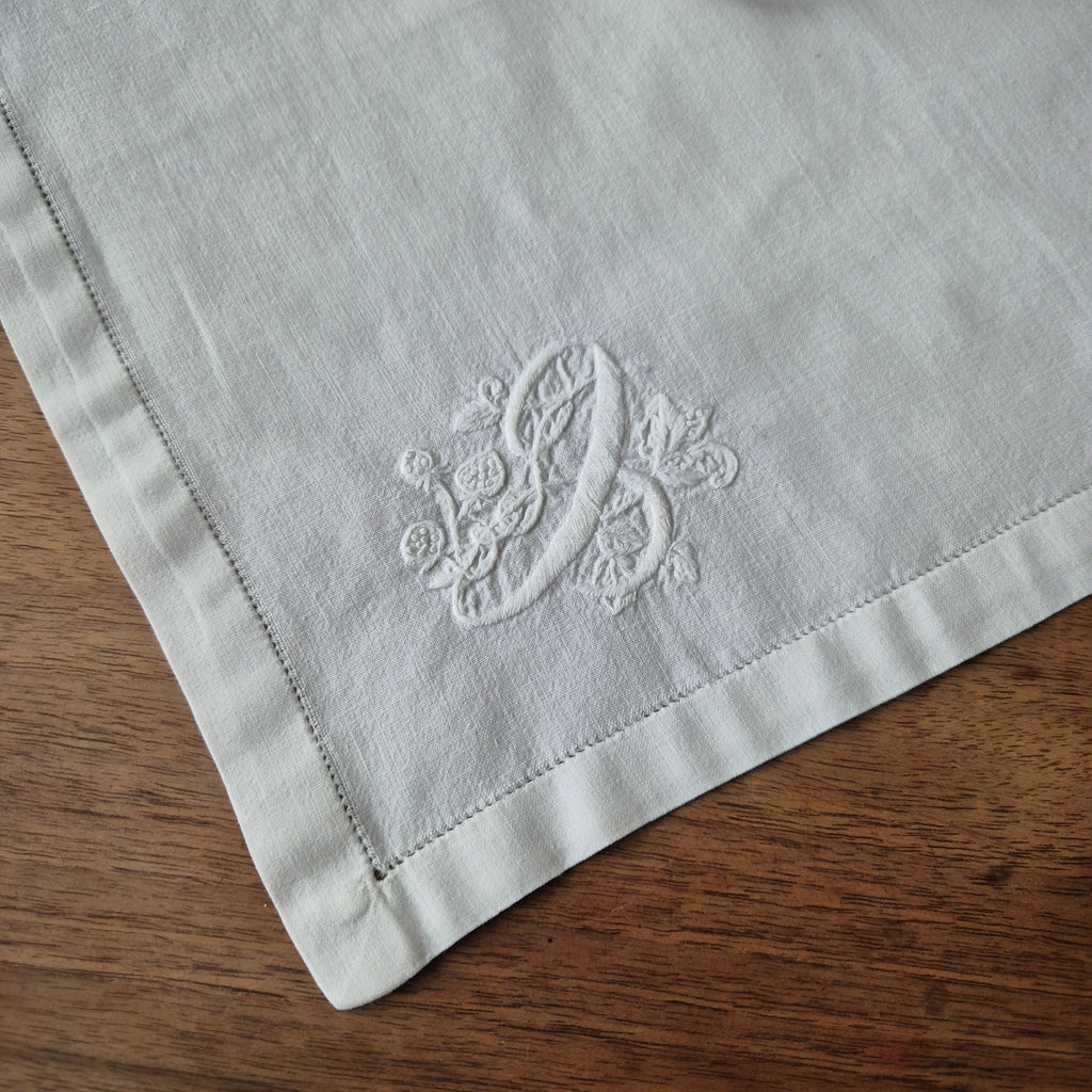 Antike Serviette / Zierdeckchen bestickt weiß klein 40x36cm ♡