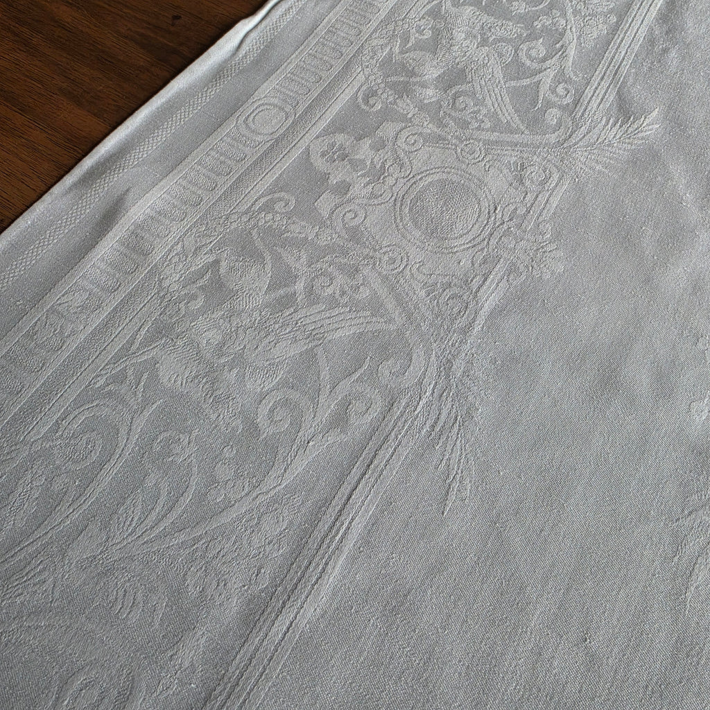 Antike Damast-Tischdecke mit gesticktem Monogramm – Edle Tischwäsche im Landhaus- / Vintage-Stil - 70x72cm