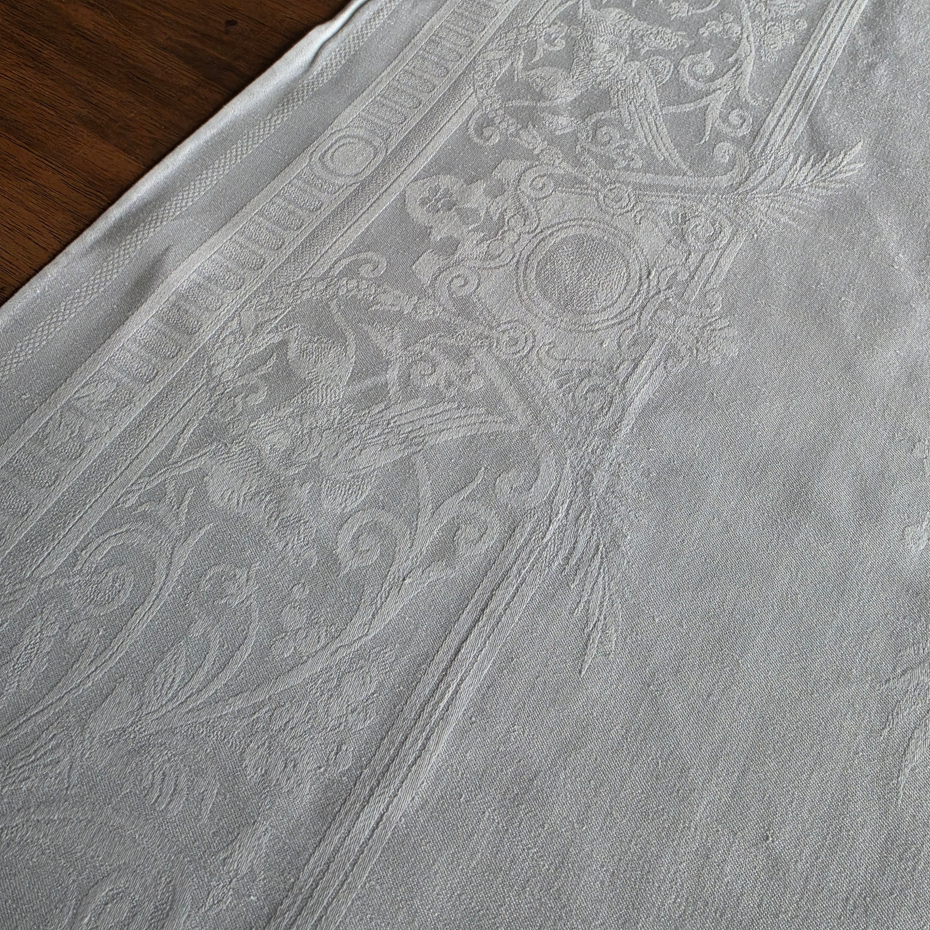 Antike Damast-Tischdecke mit gesticktem Monogramm – Edle Tischwäsche im Landhaus- / Vintage-Stil - 70x72cm