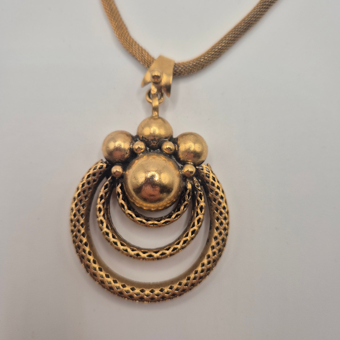 Vintage Statement-Collier – Großes Gold-Medallion im Ethno-Barock-Stil