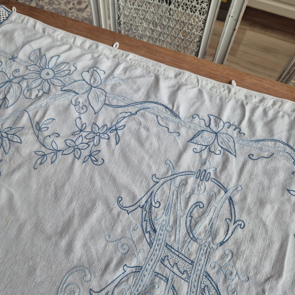 Antikes Überhandtuch Gardine blau weiß handmade 80x109cm Mini Stockflecken und Monogram M.S.