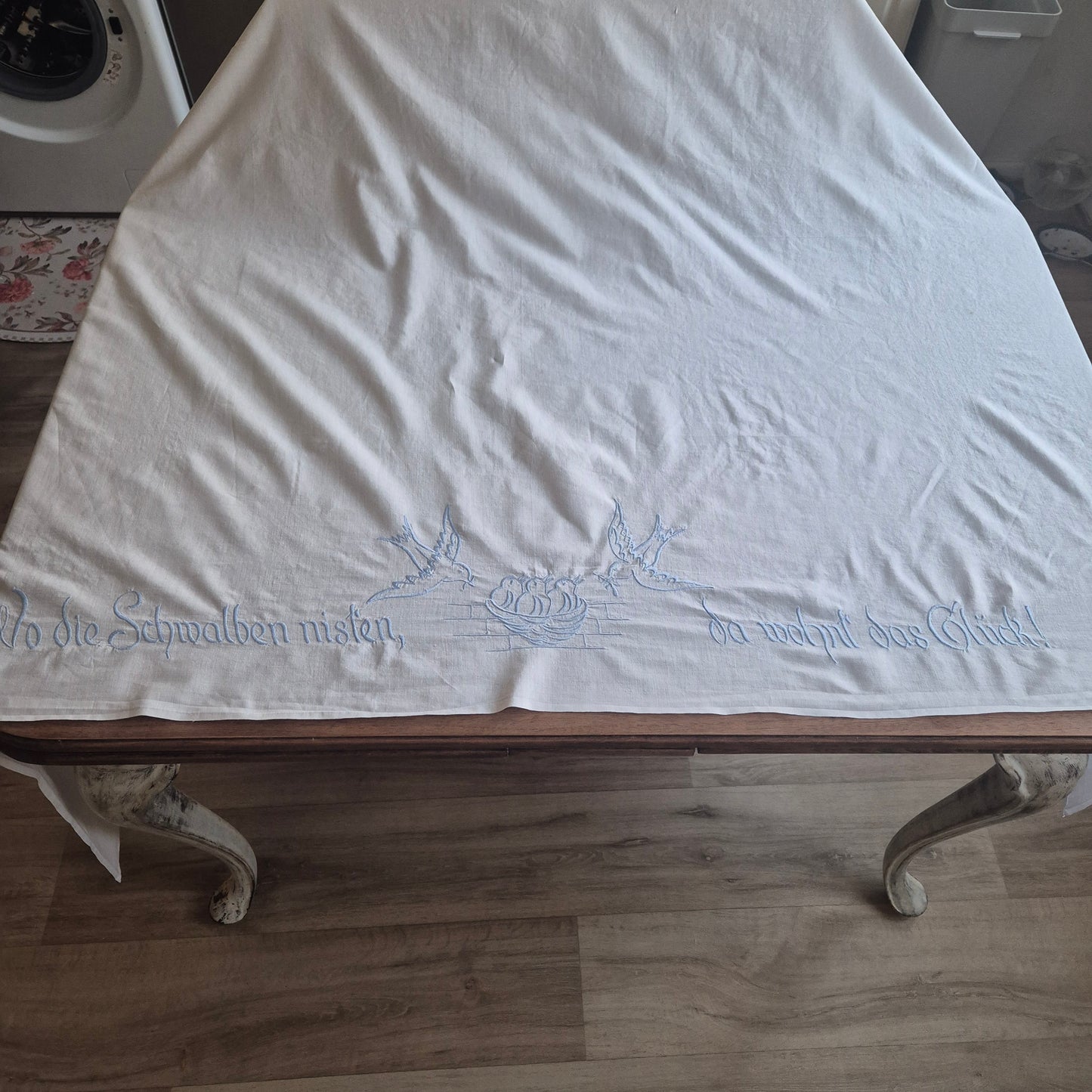 Großes Baumwolltuch mit Spruch "Wo die Schwalben nisten, da wohnt das Glück!" 140x210cm