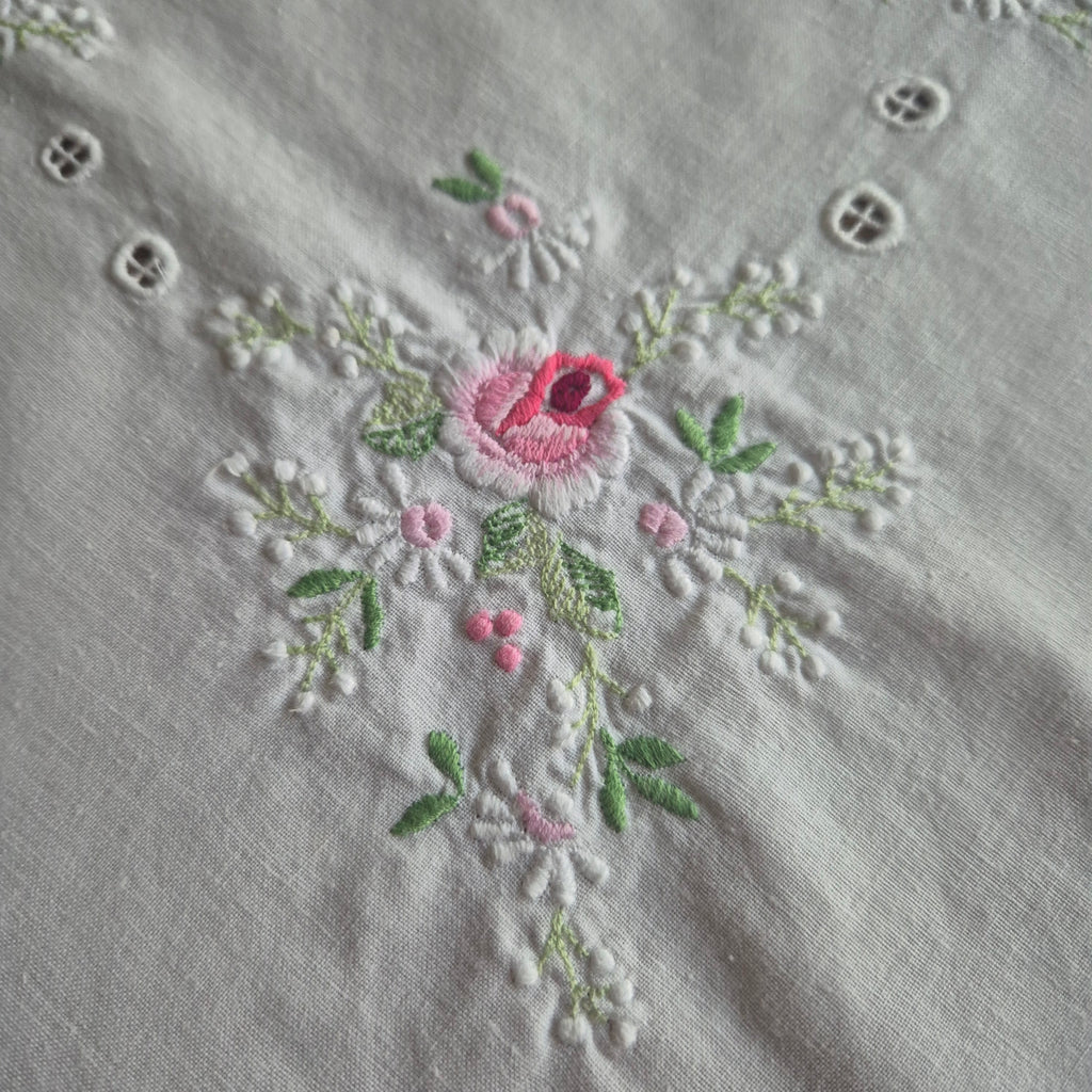Vintage Tischdecke Baumwolle mit Blumenstickerei 84x88cm