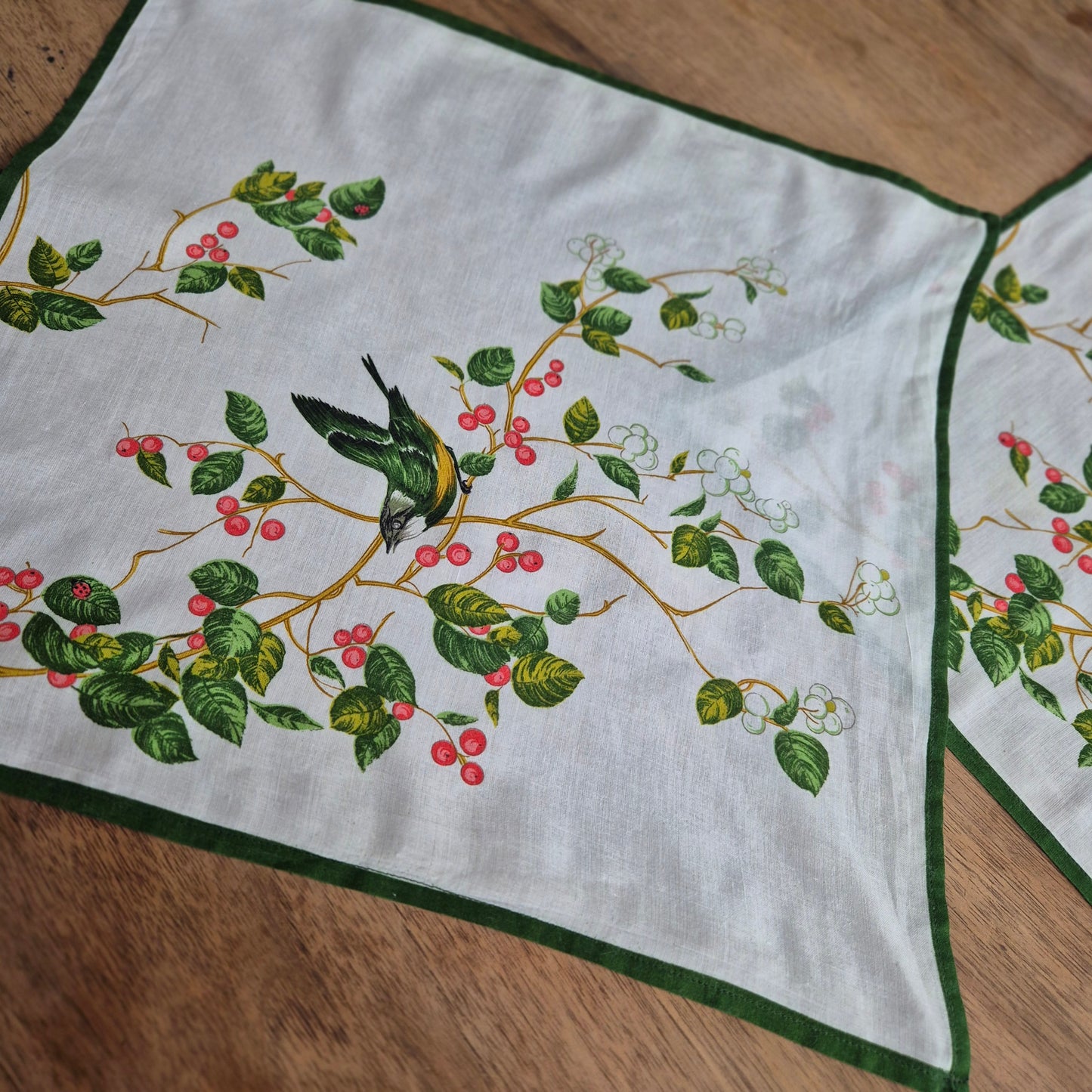 2x Vintage bedruckte Servietten Grün weiß Vogelmotiv und Pflanzenmotiv Baumwolle