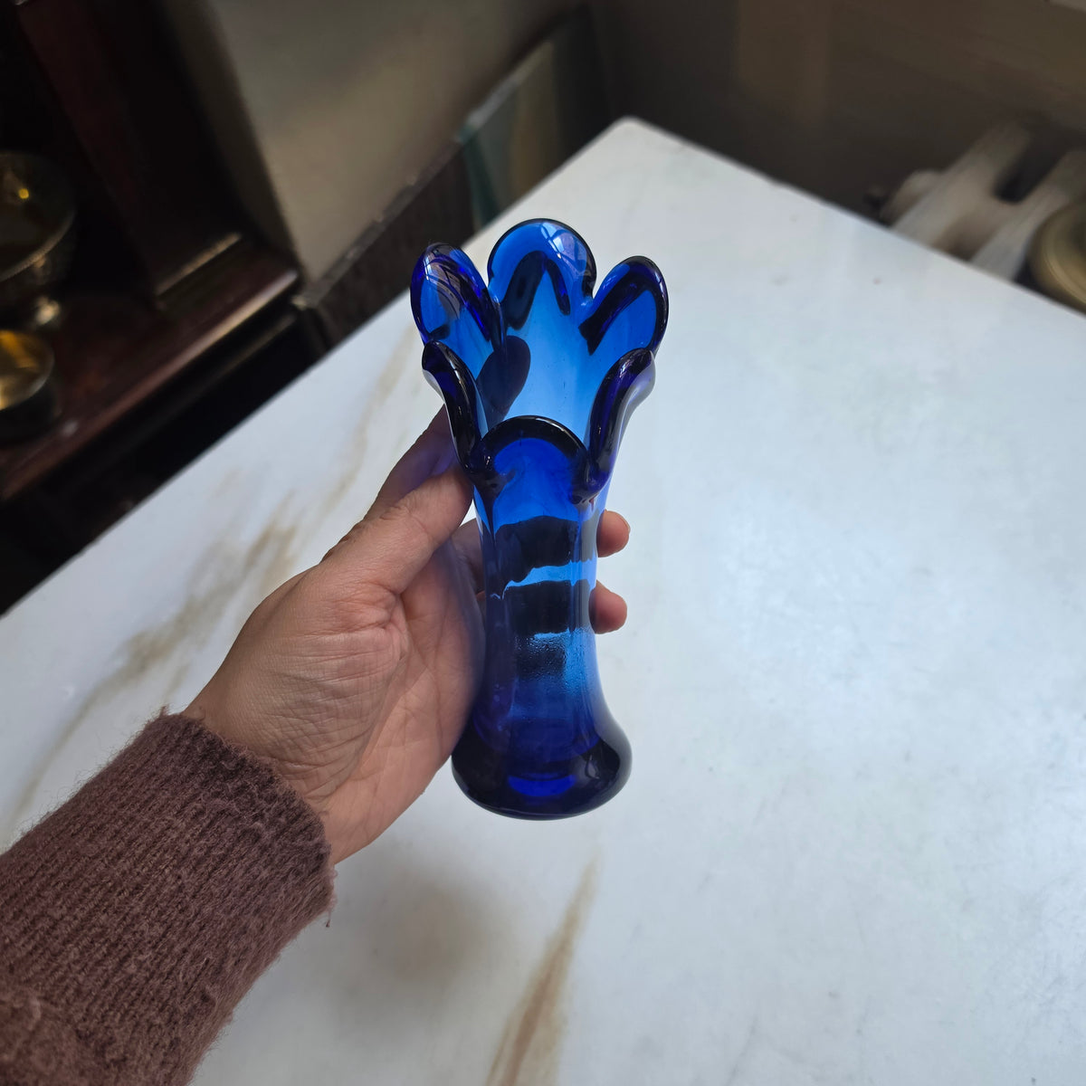 Vintage Blauglas Vase im Finger- / Blüten-Design – Mundgeblasen & Handgefertigt