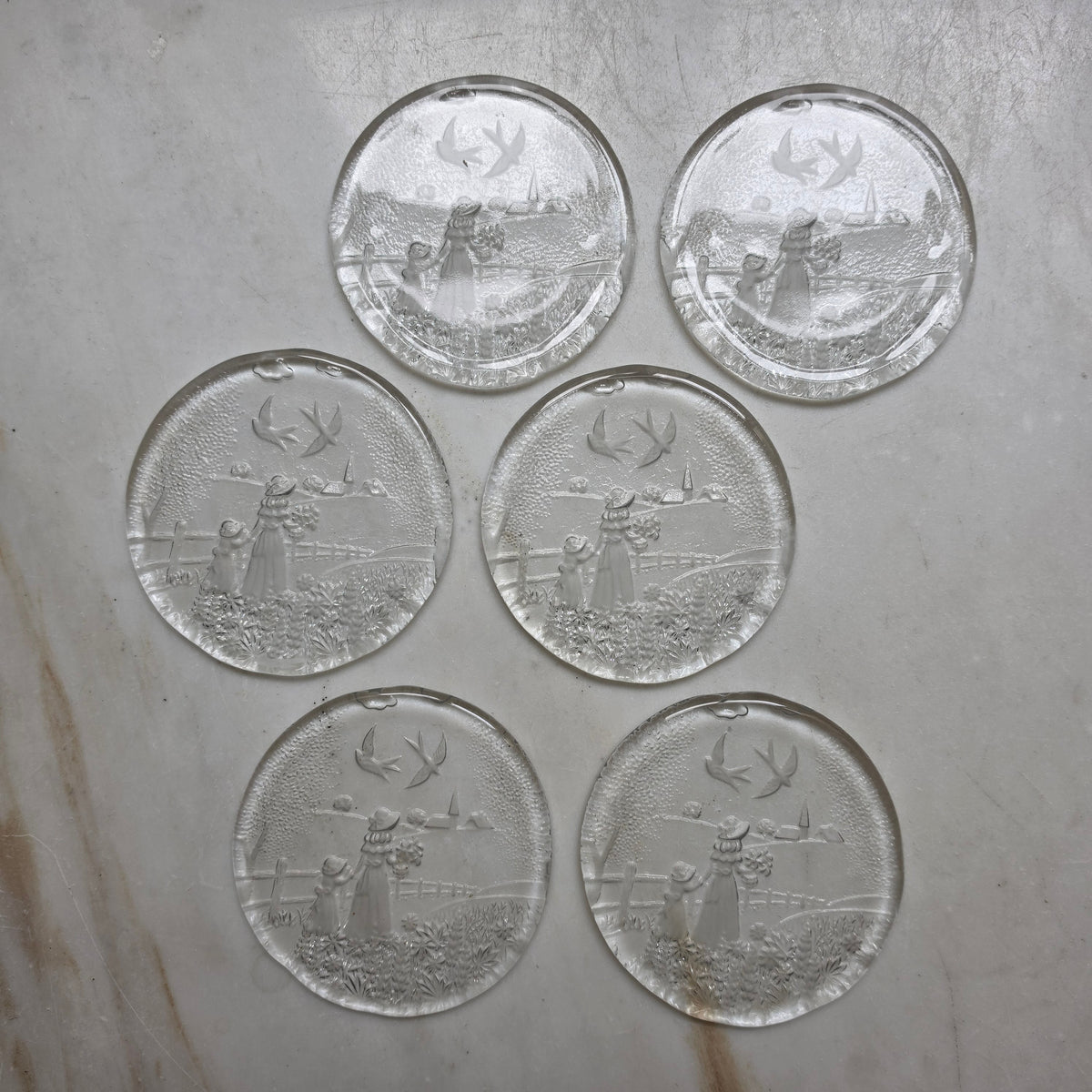 Vintage Glasuntersetzer Set 6-teilig – Feines Relief-Motiv mit Vögeln & ländlicher Szenerie