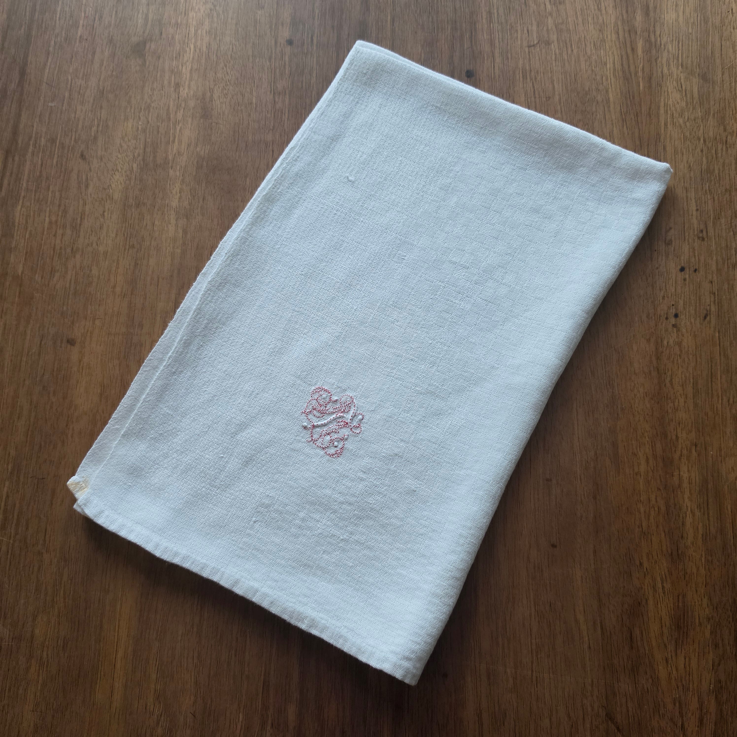 Antike Jugendstil-Mitteldecke - Serviette mit handgesticktem Monogramm M.T. – um 1900 - 69x69cm