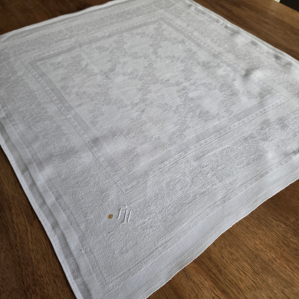 Antike Damast-Serviette mit handgesticktem Monogramm „F.H.“ – Nostalgischer Charme für deine Tafel 55x51cm