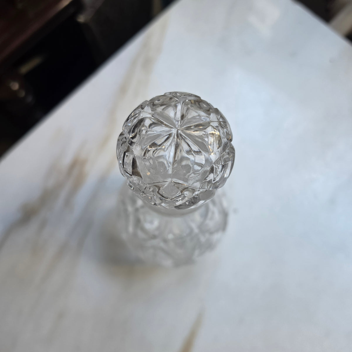 Edle Vintage Kristallkaraffe mit Schliffmuster – Elegant geschnittene Glaskaraffe mit Passstopfen