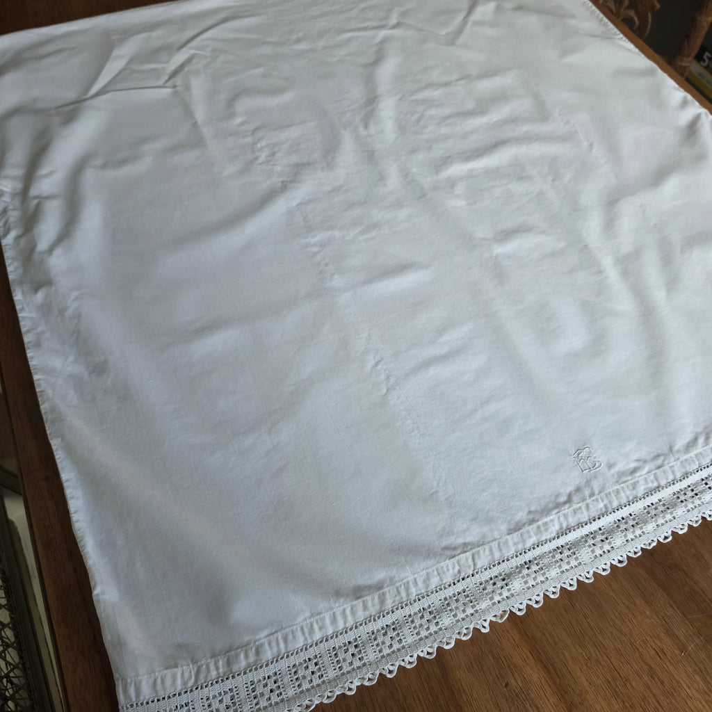 Antiker Baumwoll-Kissenbezug mit handgearbeiteter Klöppelspitze & Monogramm - Reine weiße Baumwolle 80x80cm