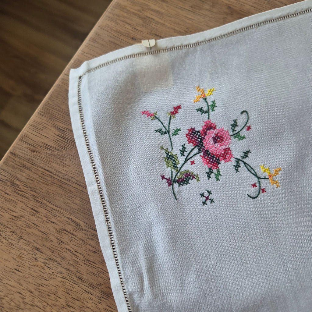 Vintage WEST GERMANY Tischdecke bestickt mit Rosen Handgemacht KADEWE 80x80cm
