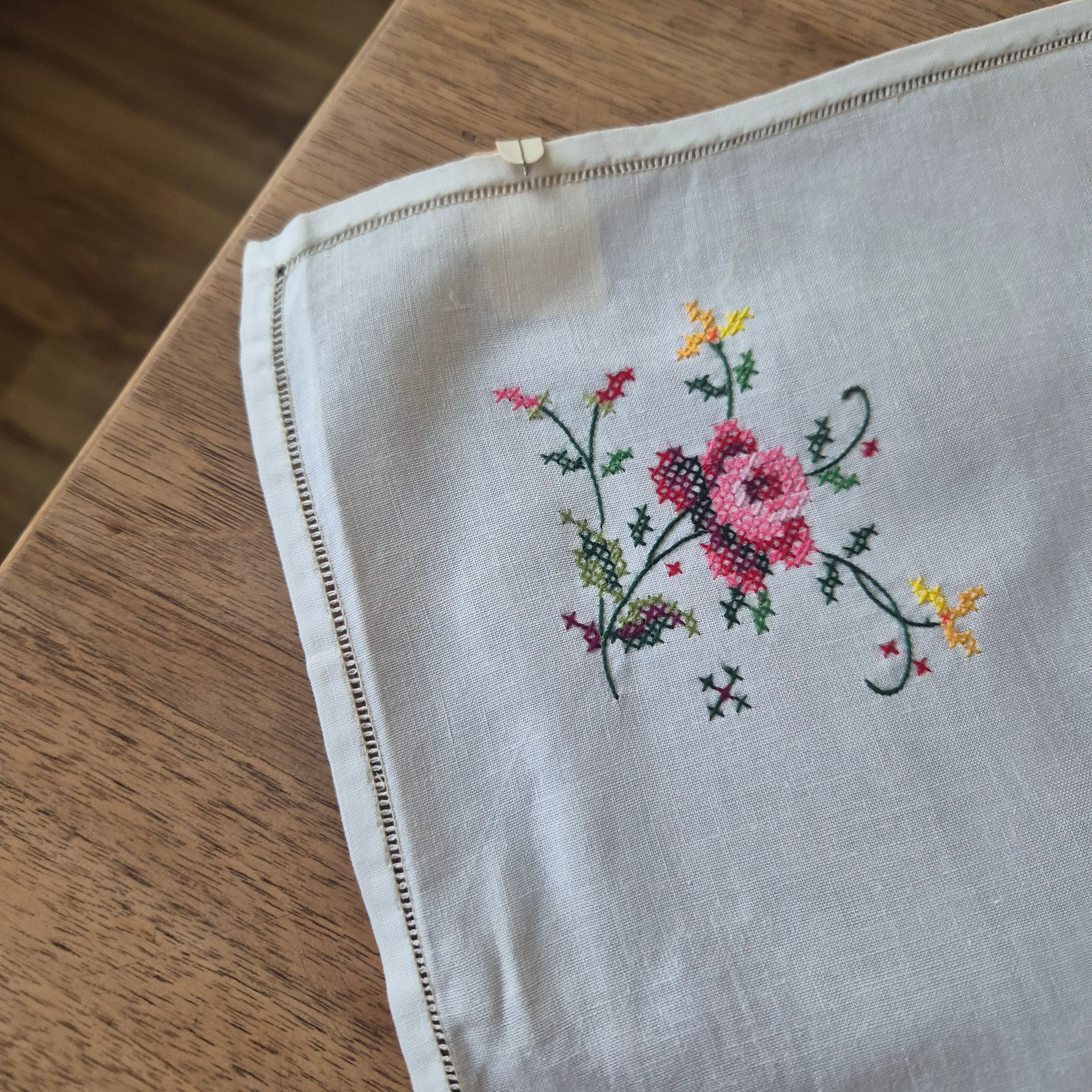 Vintage WEST GERMANY Tischdecke bestickt mit Rosen Handgemacht KADEWE 80x80cm