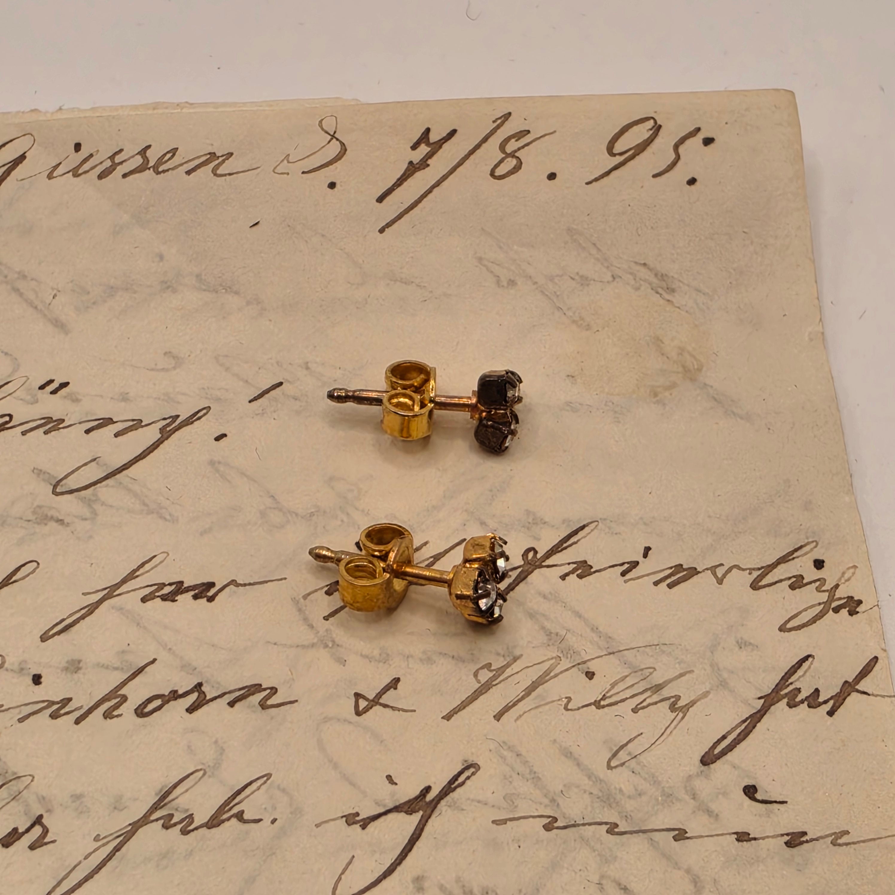 Elegante Vintage-Ohrstecker mit funkelndem Kleeblatt-Besatz