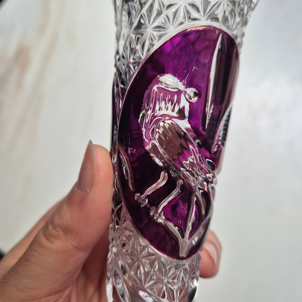 Vintage Bleikristall Hofbauer kleine Vase mit Vogelmotiv Weinrot