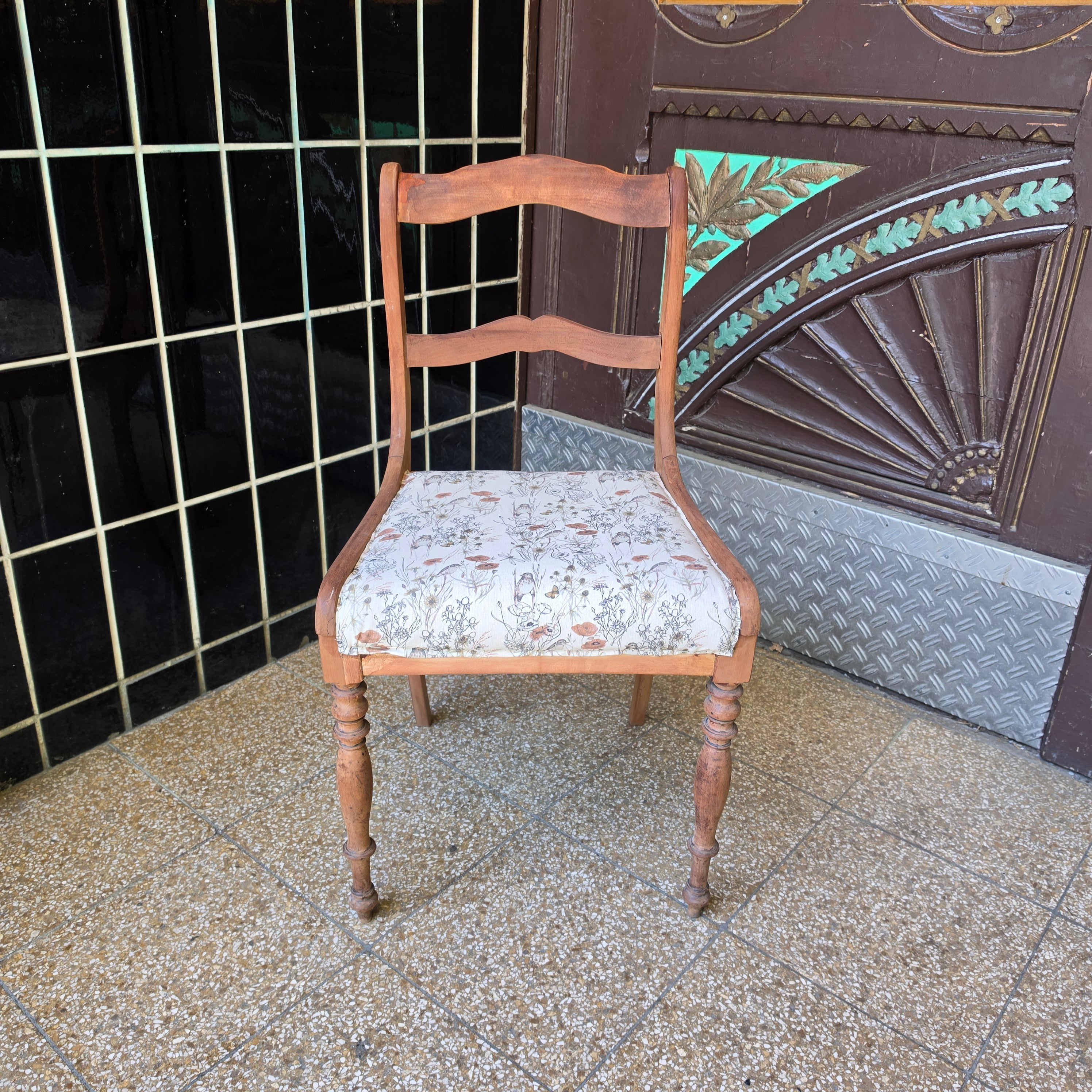 Antiker Biedermeier Stuhl - gepolstert - Nussbaumholz