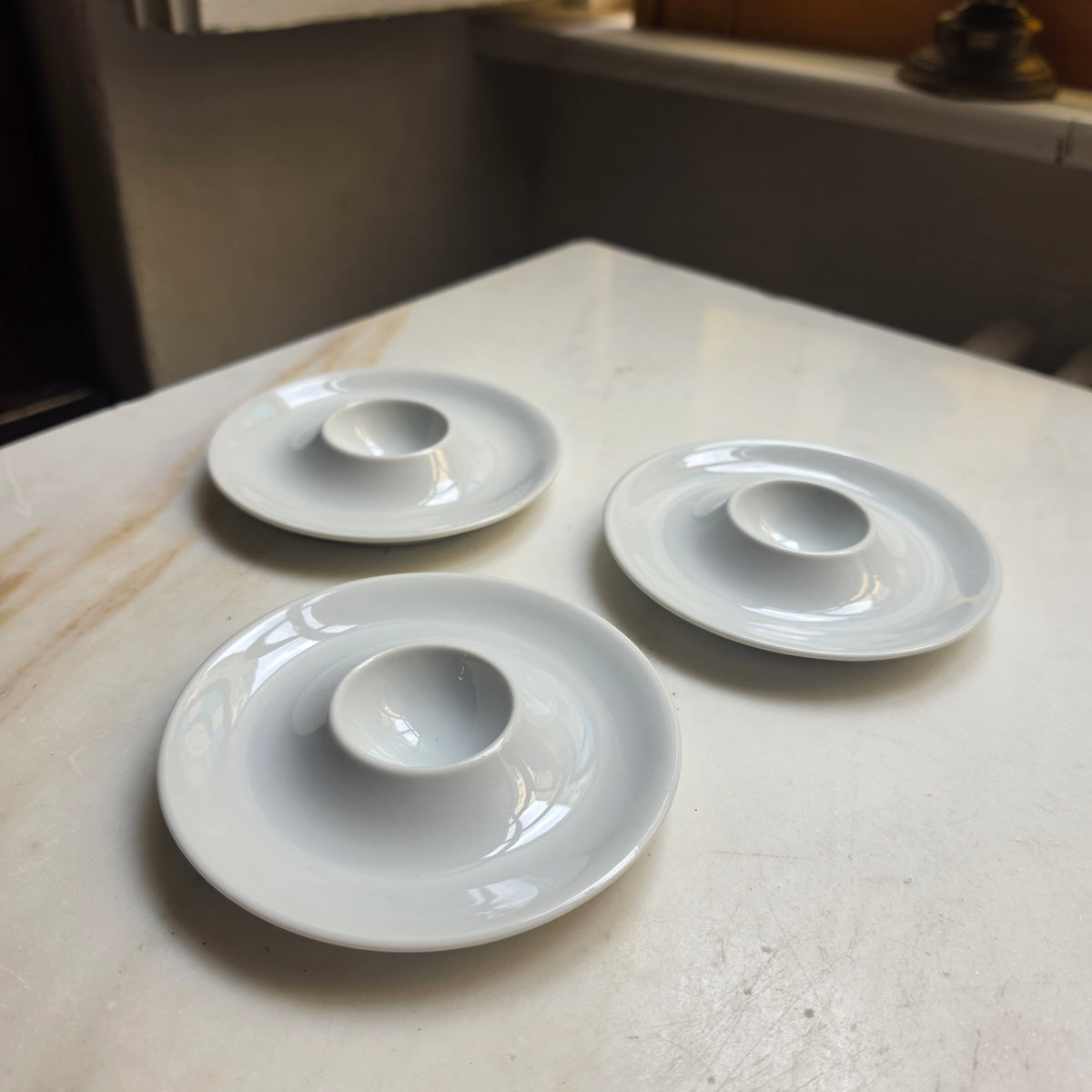 Vintage Friesland Porzellan Eierbecher – 3er Set – Klassisch Weiß mit Ablage