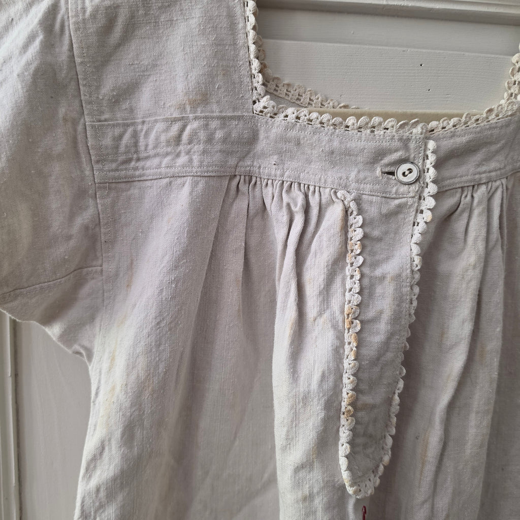 Authentisches Jugendstil-Nachthemd mit Geschichte und unverkennbarer Patina - um 1920 - Monogramm A.N.