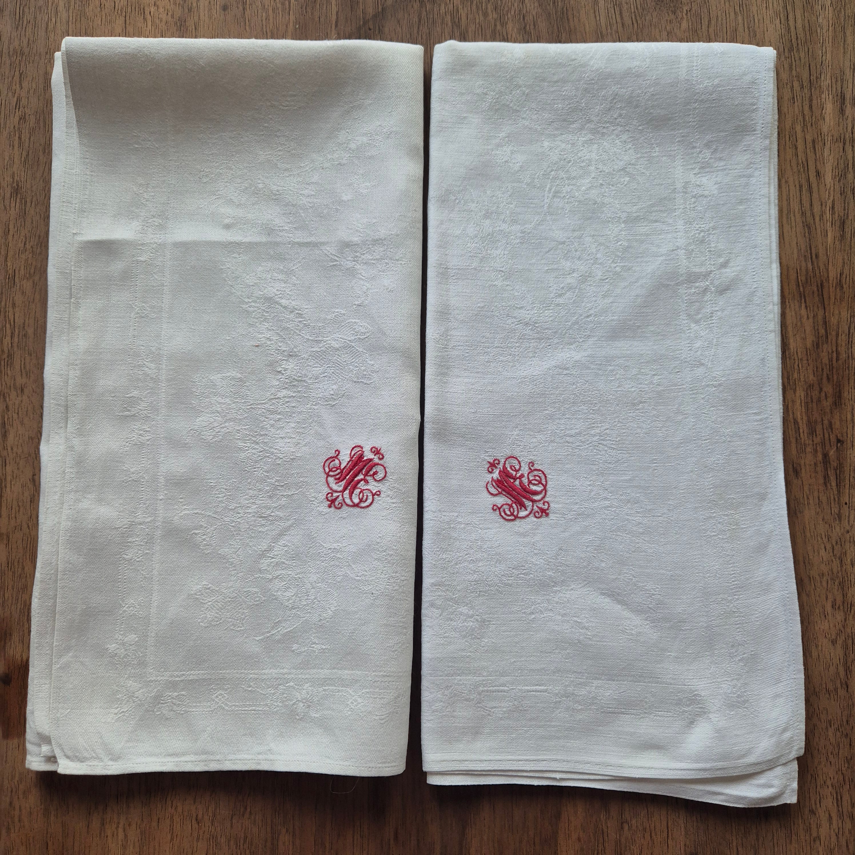 2x Antike Jugendstil Servietten/Mitteldecken rot bestickt weiß 62x62cm Monogramm M.E. Damast