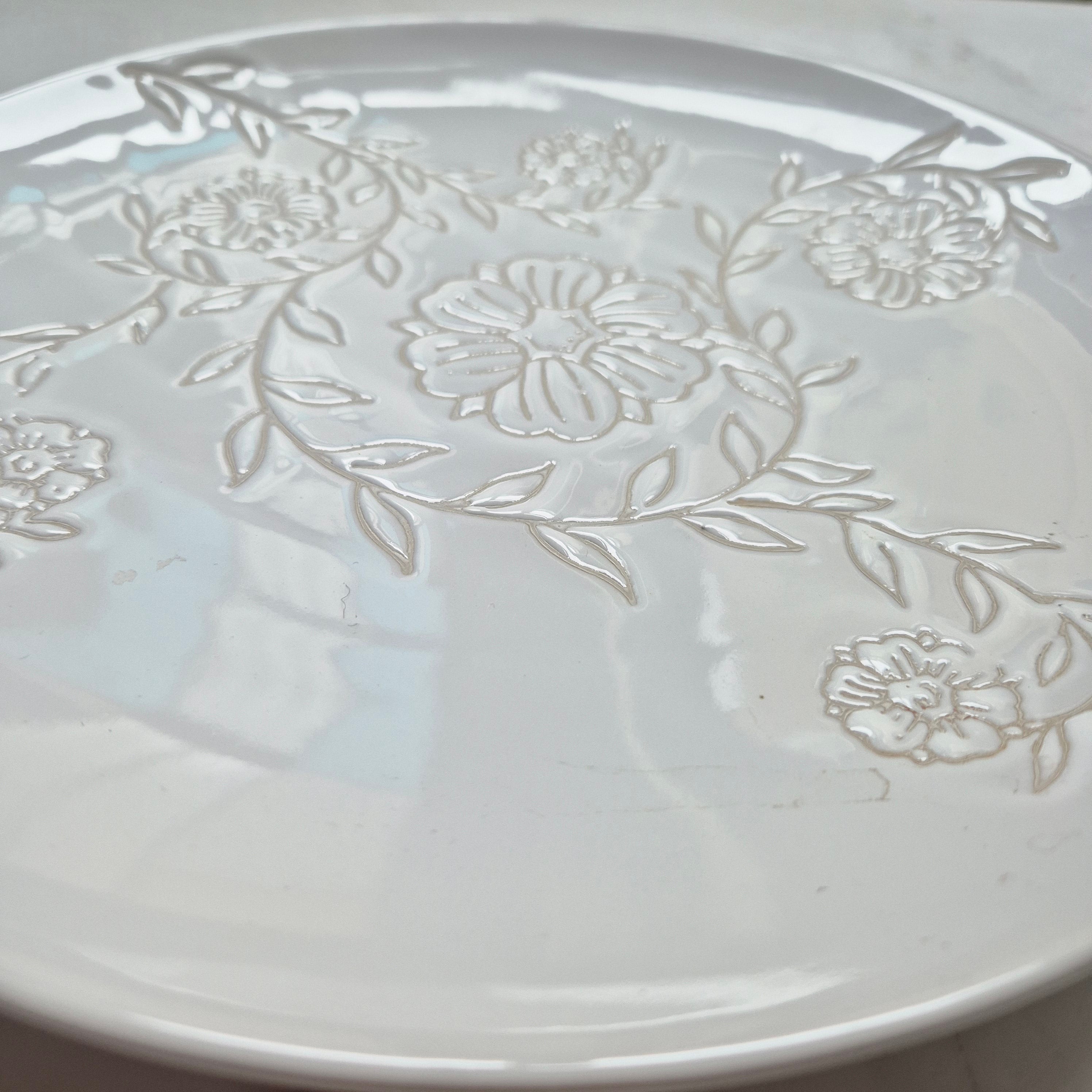 Großer Cremeweißer Keramik Teller mit Blumenmuster