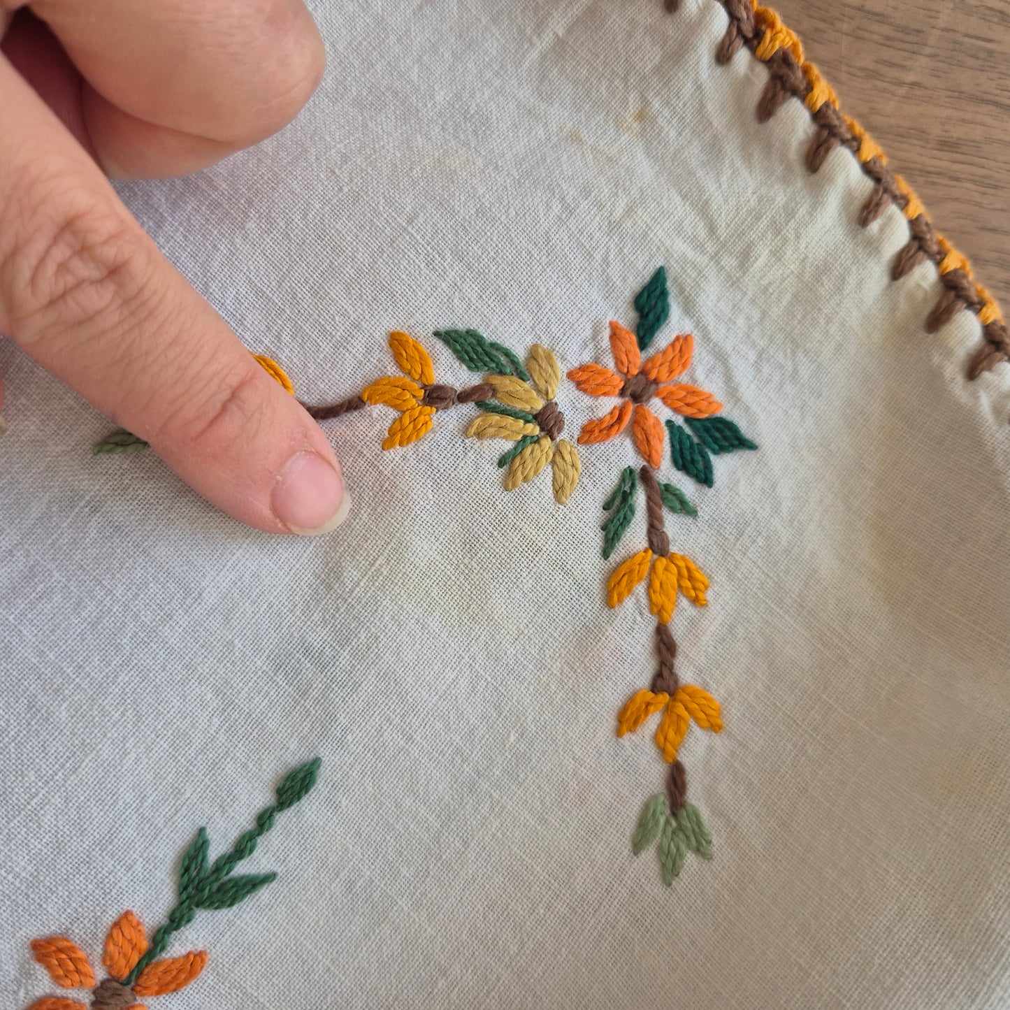 Handgemachte Vintage Teehaube Blumenstickerei und mini Stockflecken