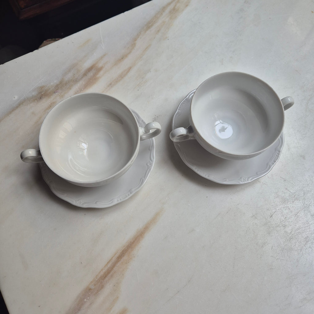2x Antike weiße Porzellan-Suppentassen - Reliefdekor