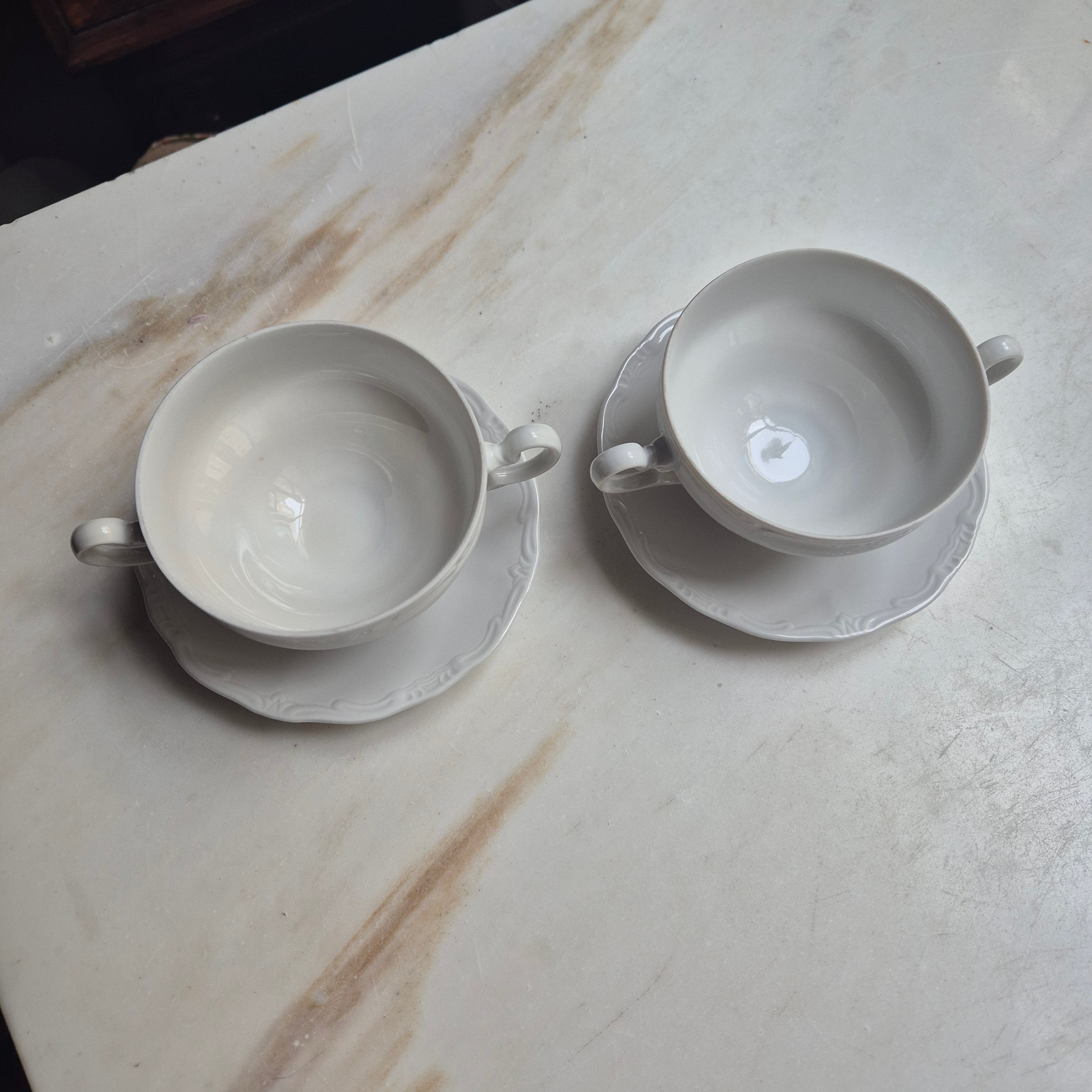 2x Antike weiße Porzellan-Suppentassen - Reliefdekor