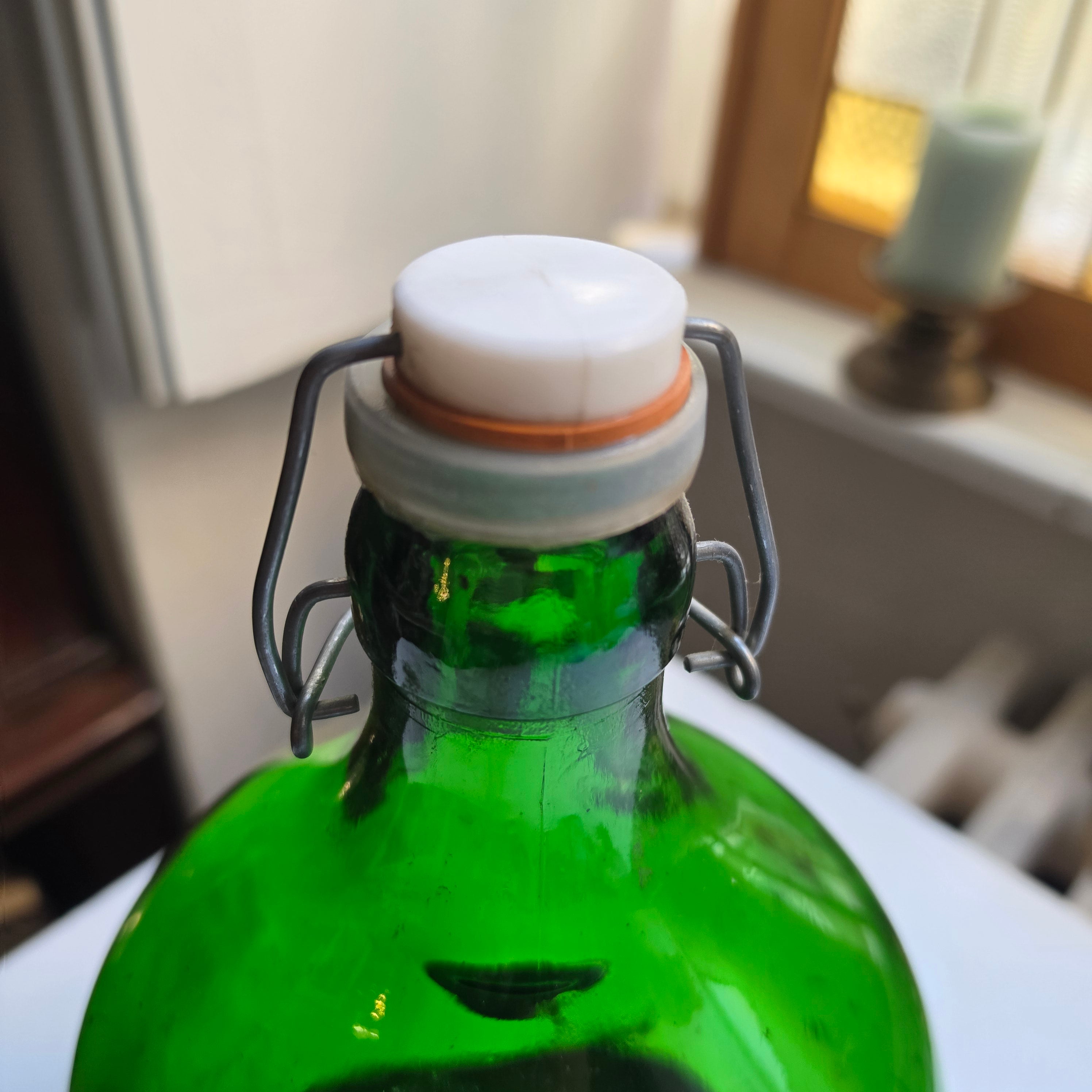 Große Vintage Demijohn Weinflasche „La Strada Chianti“ (5L) – Grünes Glas mit Bügelverschluss & Bastfuß