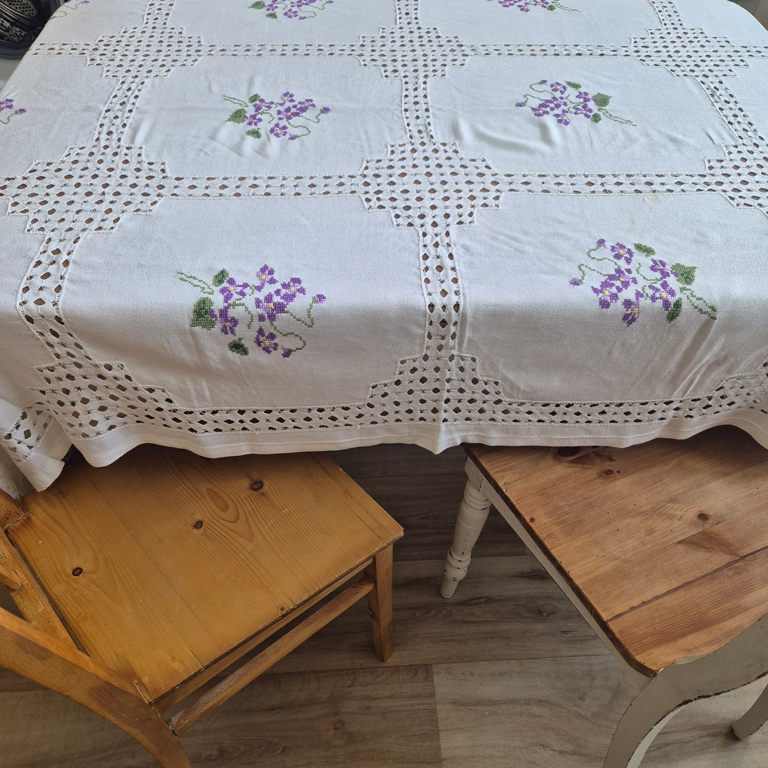 Vintage DDR Tischdecke weiß mit lila Blumenstickerei 220x130cm