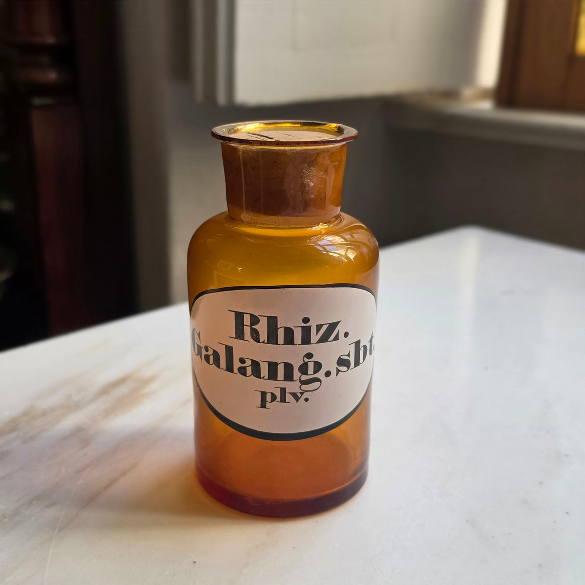 Antikes Apothekerglas / Standgefäß „Rhiz. Galang. sbt. plv.“ – Vintage Braunglas mit Korkverschluss