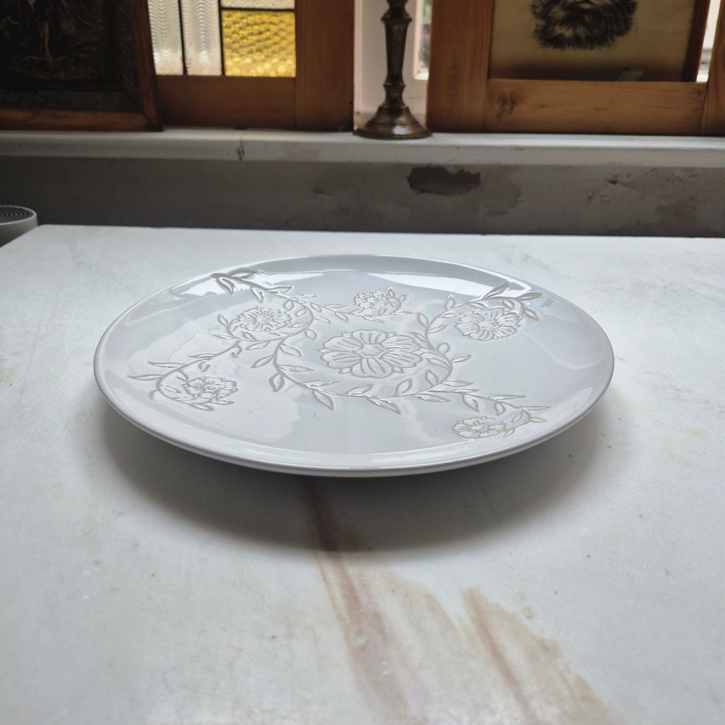 Großer Cremeweißer Keramik Teller mit Blumenmuster