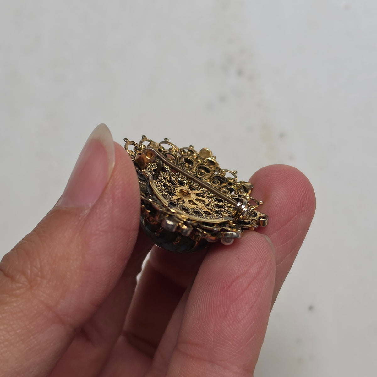 Vintage-Stil Brosche mit Türkis-Imitat, Emaille und Perlen