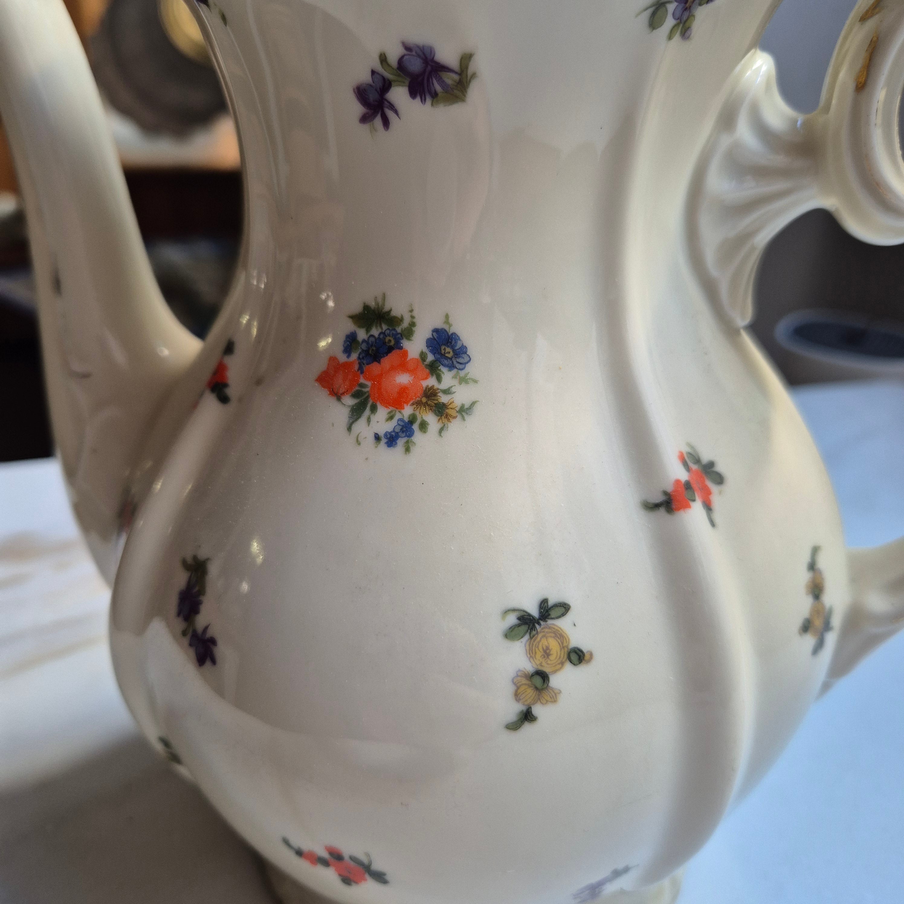 Antike Porzellan Tee oder Kaffeekanne von Kurmark elfenbeinfarbe