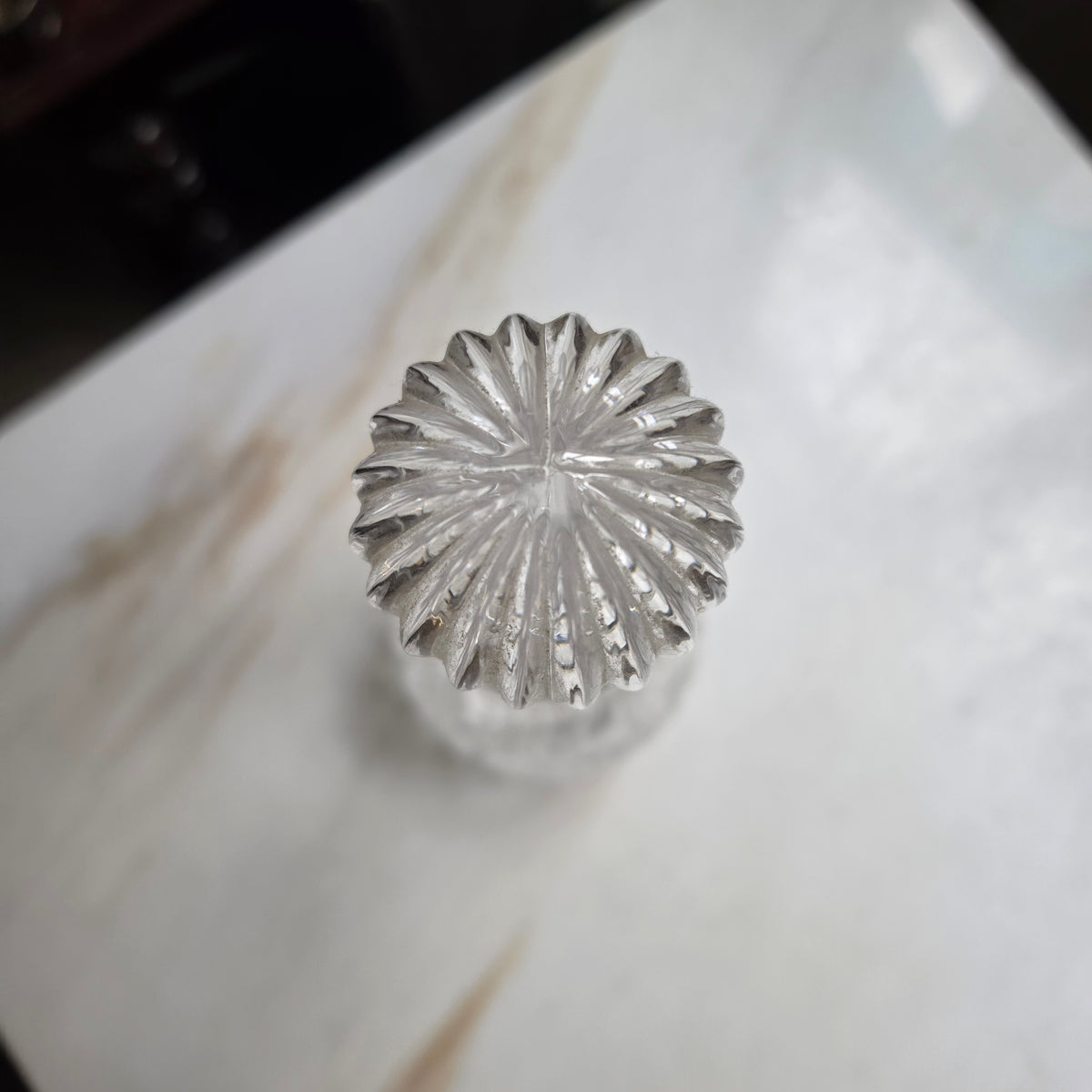 Edle Kristall-Karaffe mit Schliff & Kugelstopfen – Elegante Dekantierflasche für Whiskey, Likör & Wein