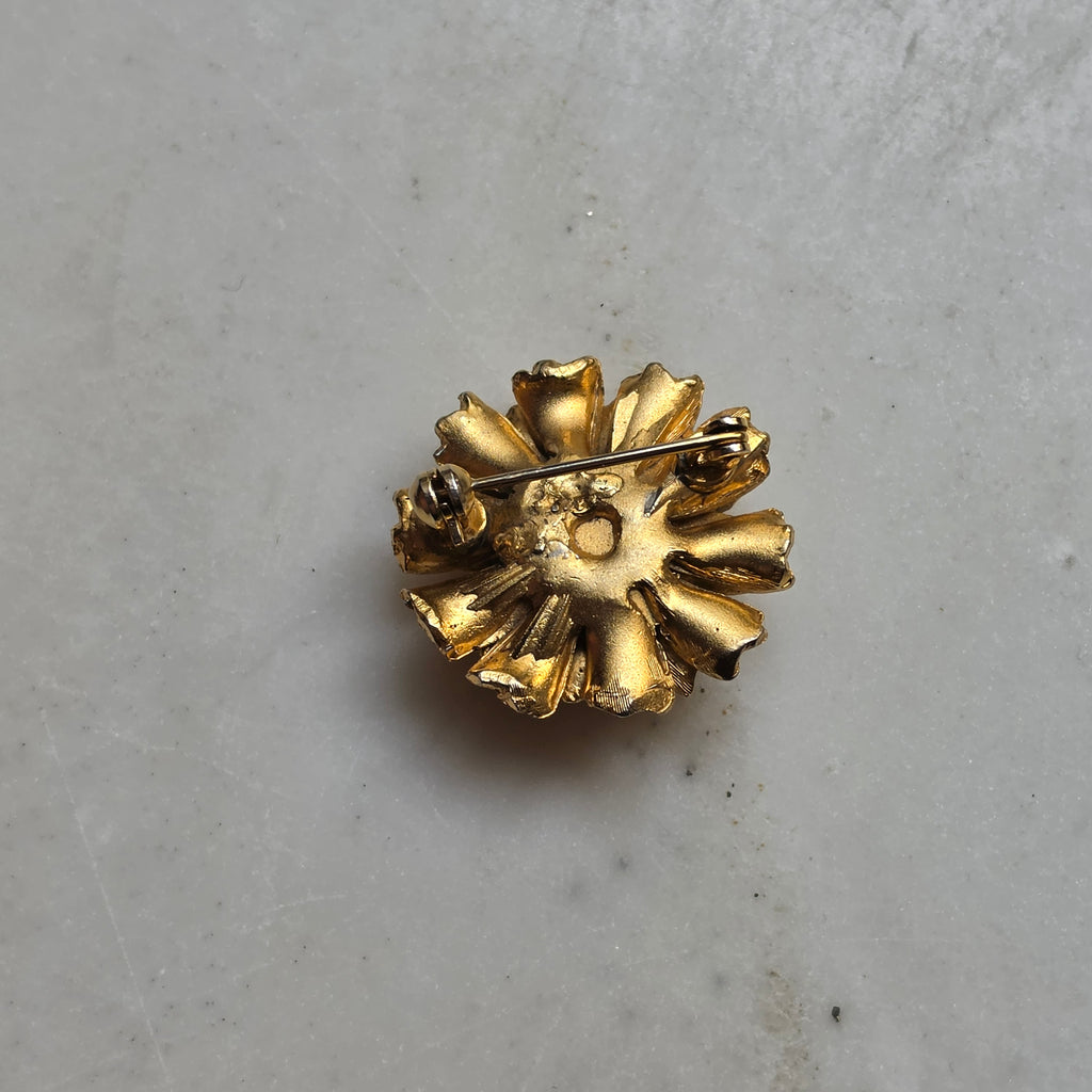 Vintage Blüten-Brosche mit echter Perle – Goldfarbene Anstecknadel 60er Jahre